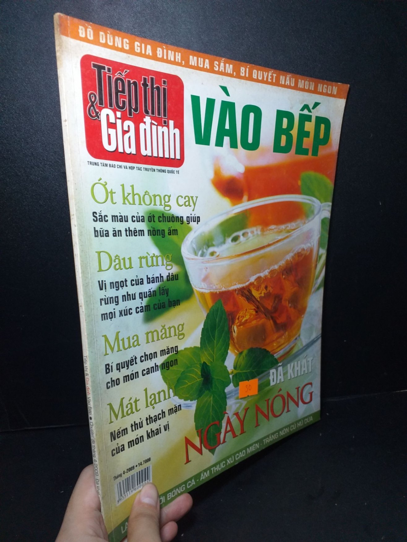 Tiếp thị và gia đình vào bếp chuyên đề tháng 4 - 2009 đã khát ngày nóng mới 80% bẩn bìa, ố nhẹ, tróc gáy nhẹ HCM2205 TẠP CHÍ, THIẾT KẾ, THỜI TRANG