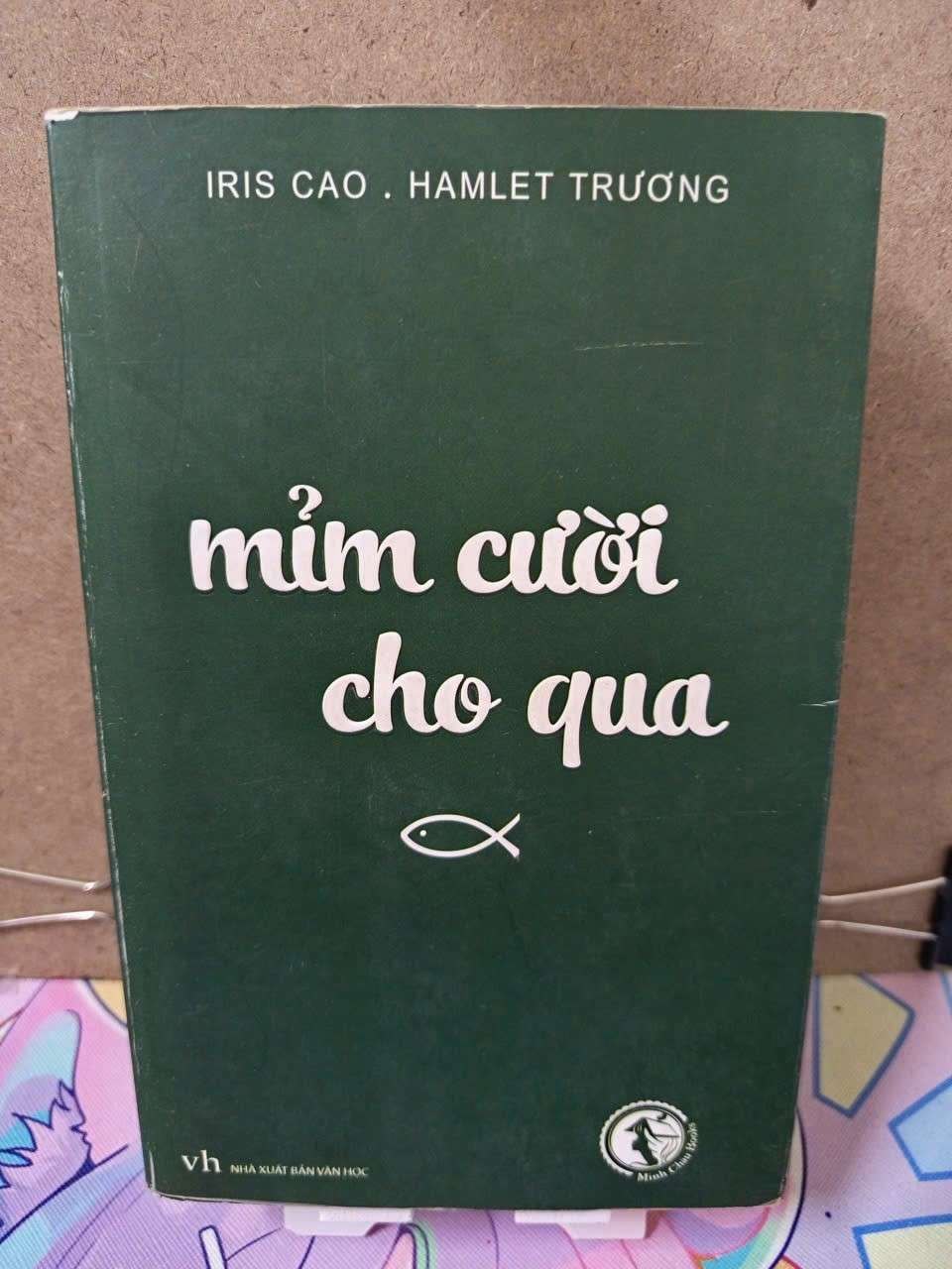 Mỉm cười cho qua - Có chữ ký tác giả - Iris Cao . Hamlet Trương Tản văn RUBO0810