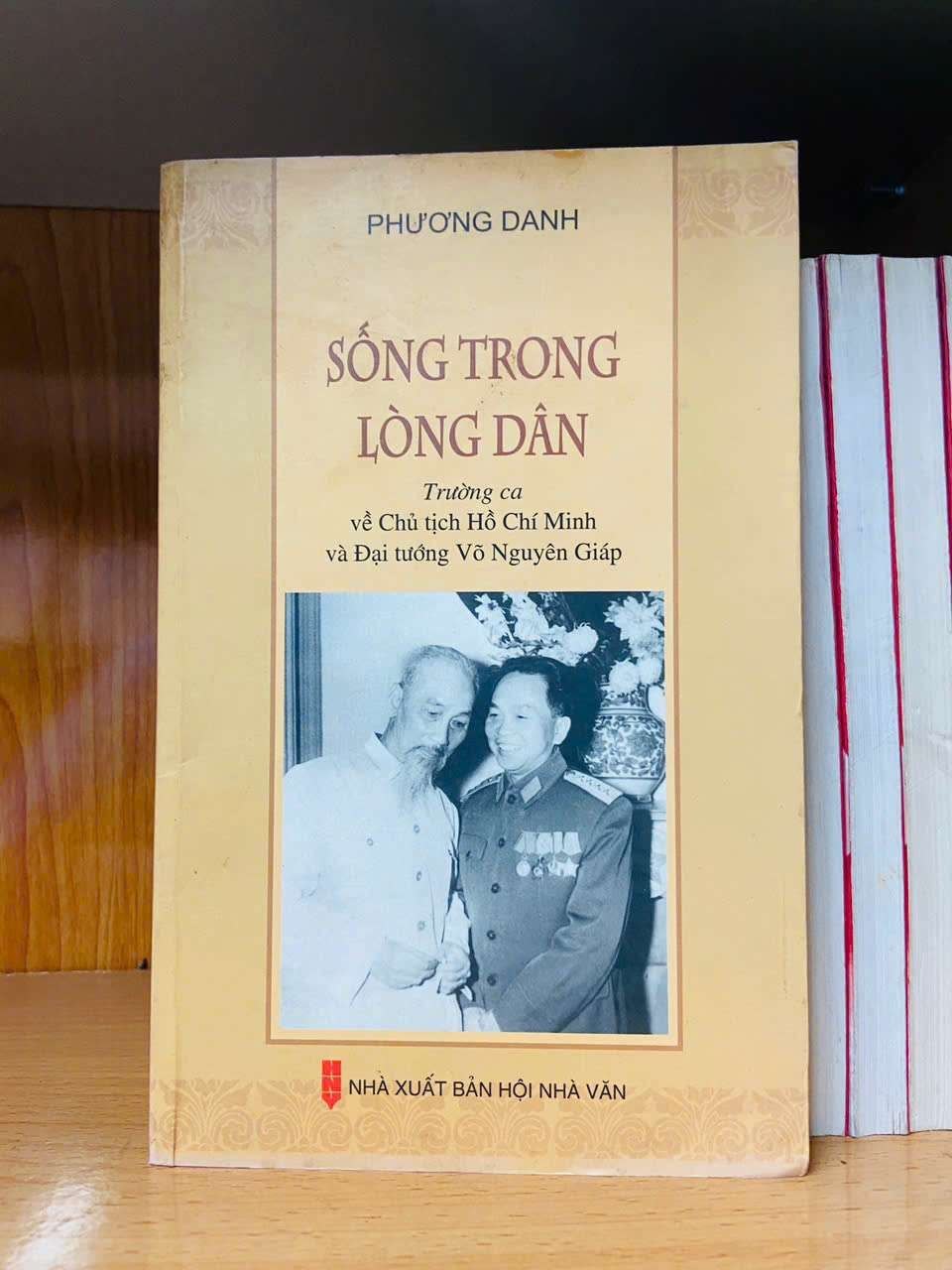 Sống trong lòng dân - Phương Danh - VĂN HỌC - Văn võ - VAVO3110-167