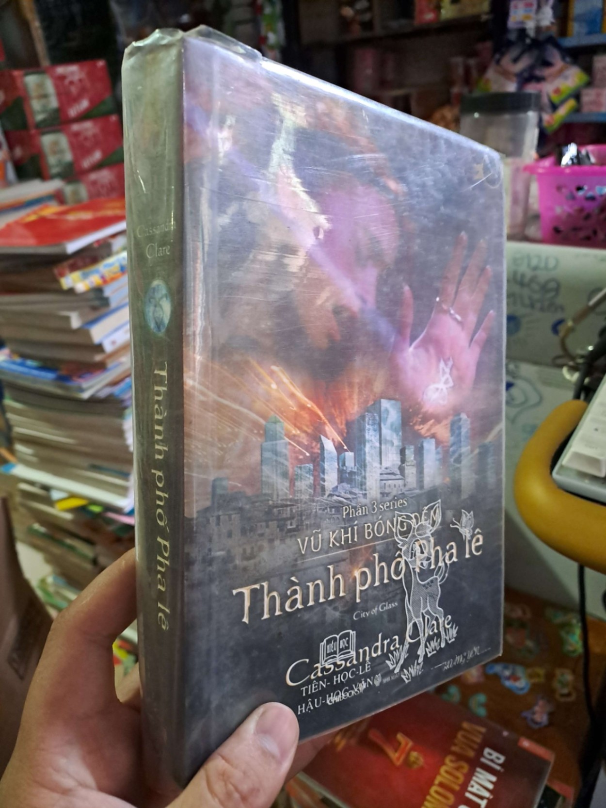 Thành phố pha lê - Clare - 2014 mới 80% ố - VĂN HỌC - HCM0111 (NSX)