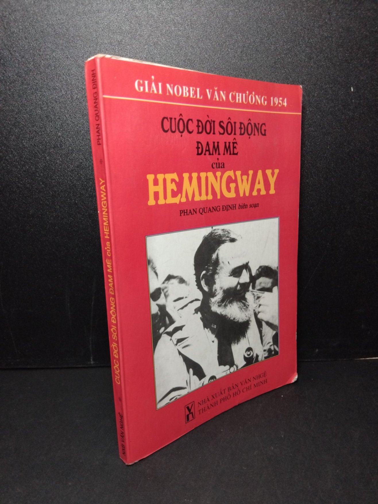 Cuộc đời sôi động đam mê của Hemingway mới 80% bẩn bìa, ố nhẹ 1997 Phan Quang Định HCM2603 DANH NHÂN (NSX)