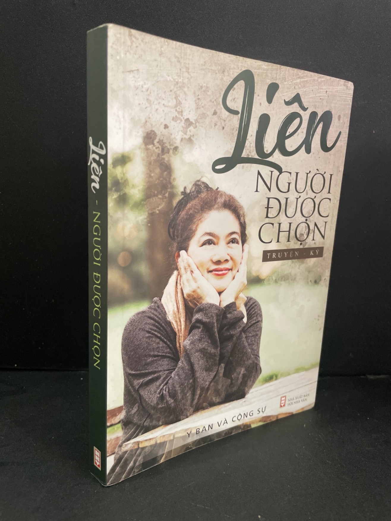 Liên người được chọn (truyện - ký) mới 90% bẩn nhẹ 2020 Y ban và cộng sự HCM3004 DANH NHÂN (NSX)