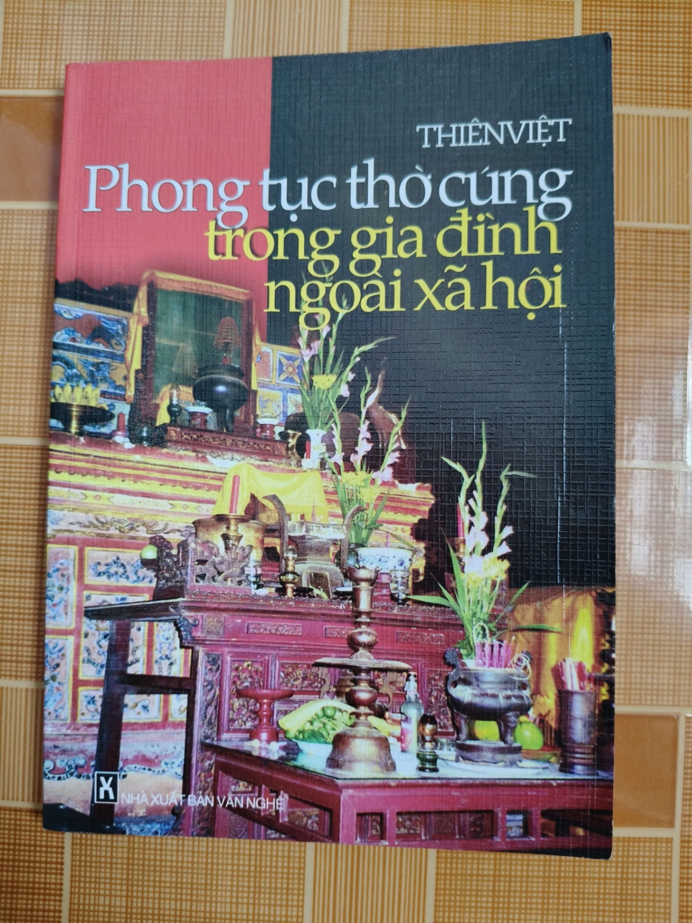 Phong tục thờ cúng trong gia đình ngoài xã hội N18 - 2007 - 239 trang LỊCH SỬ - CHÍNH TRỊ - TRIẾT HỌC ANTQ2012-180