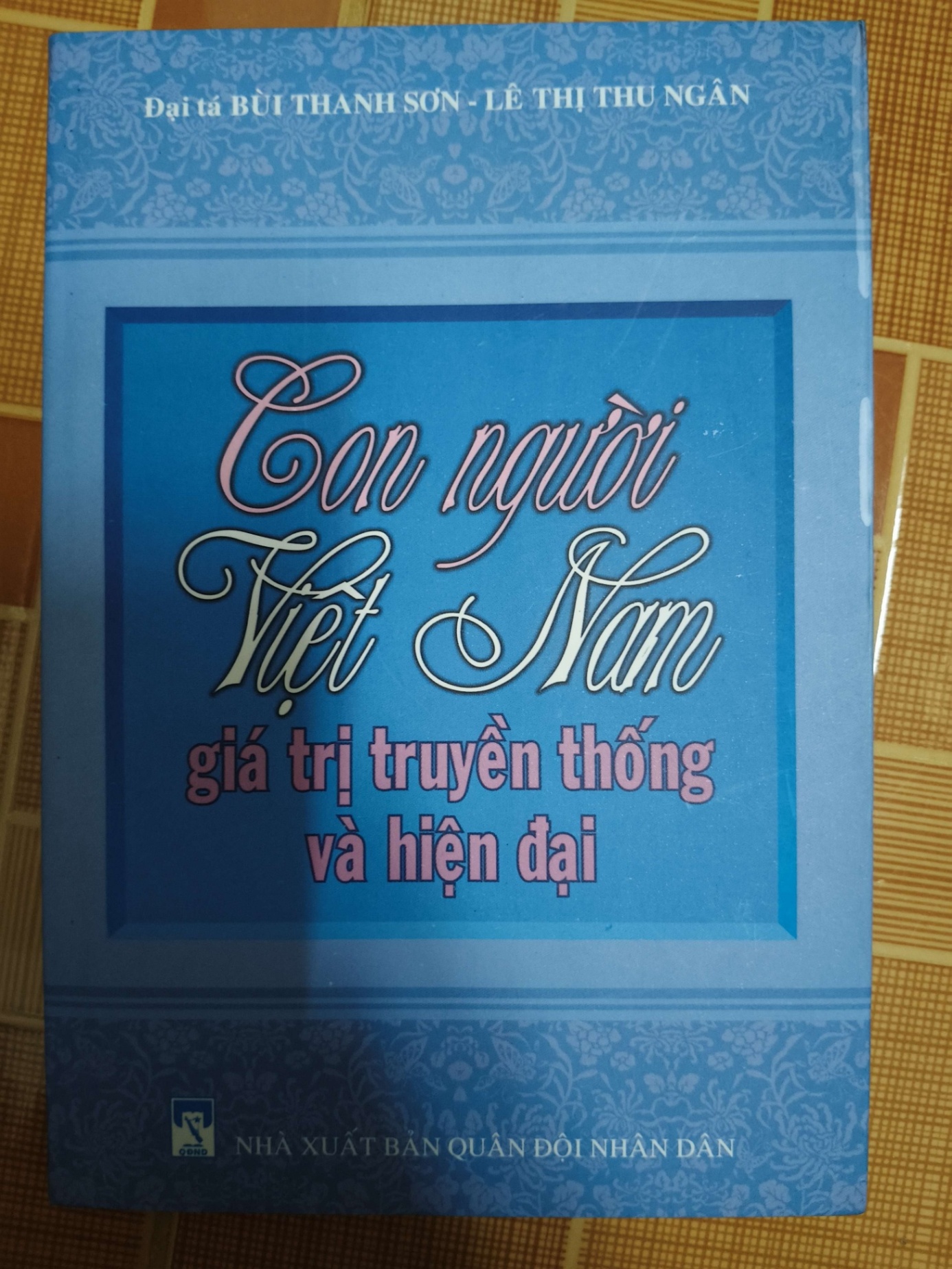 Con người Việt Nam giá trị truyền thống và hiện đại - 2008 - 156 trang LỊCH SỬ - CHÍNH TRỊ - TRIẾT HỌC ANTQ1301