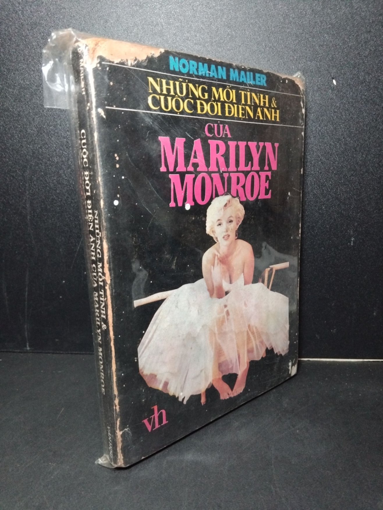 Những mối tình và cuộc đời điện ảnh của Marilyn Monroe mới 60% bẩn bìa, ố vàng, rách bìa, tróc gáy Norman Mailer HCM2603 DANH NHÂN (NSX)