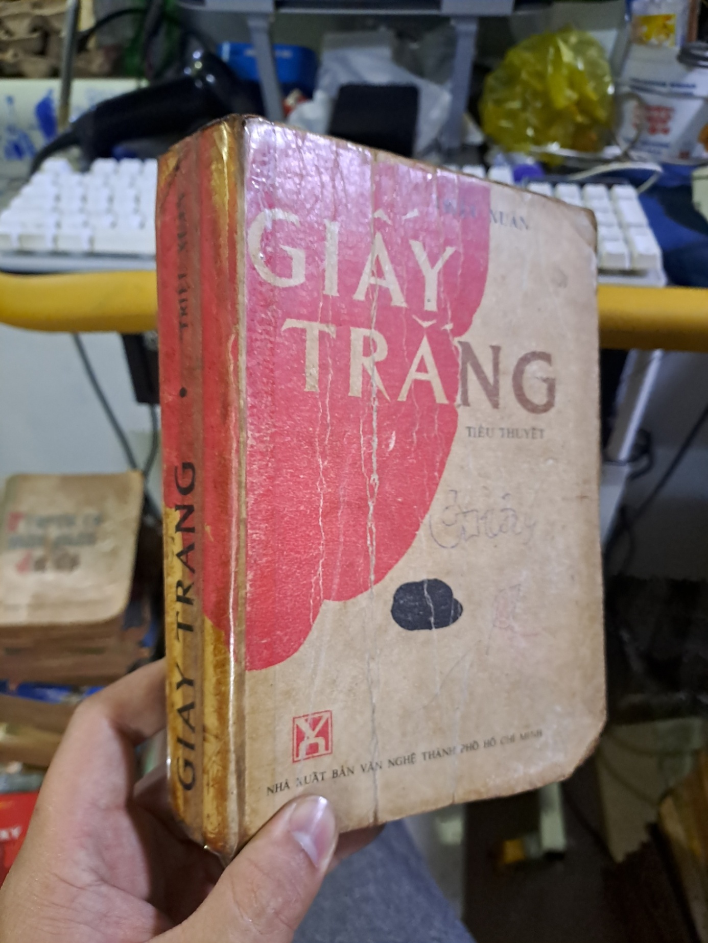 Giấy trắng Triệu Xuân Tiểu thuyết mới 70% ố 1985 Văn học Việt Nam HCM1709