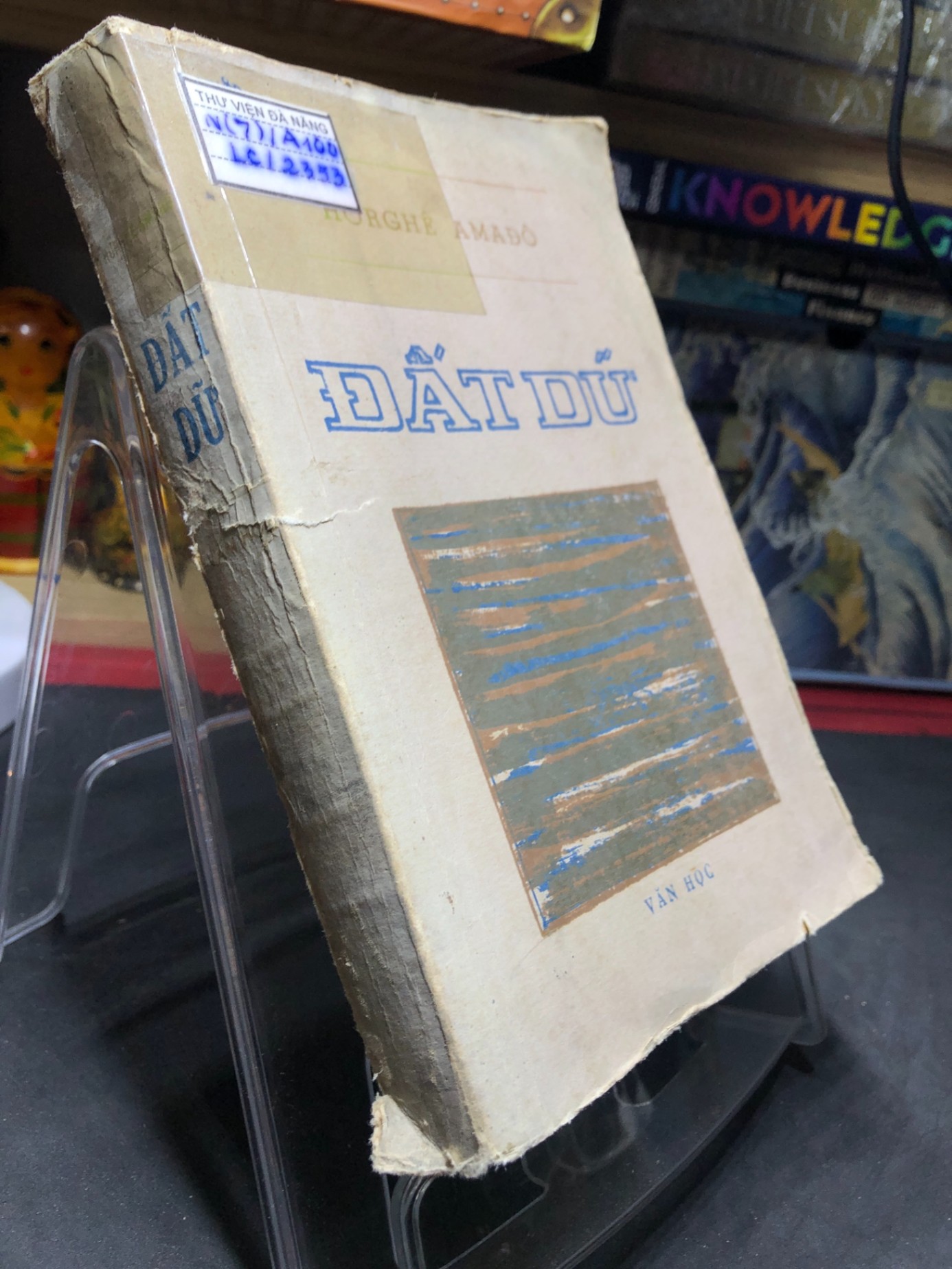 Đất Dữ sưu tầm (ố vàng nặng, rách bìa nhẹ) 1980 Horghê Amađô HPB0906 SÁCH VĂN HỌC (NSX)