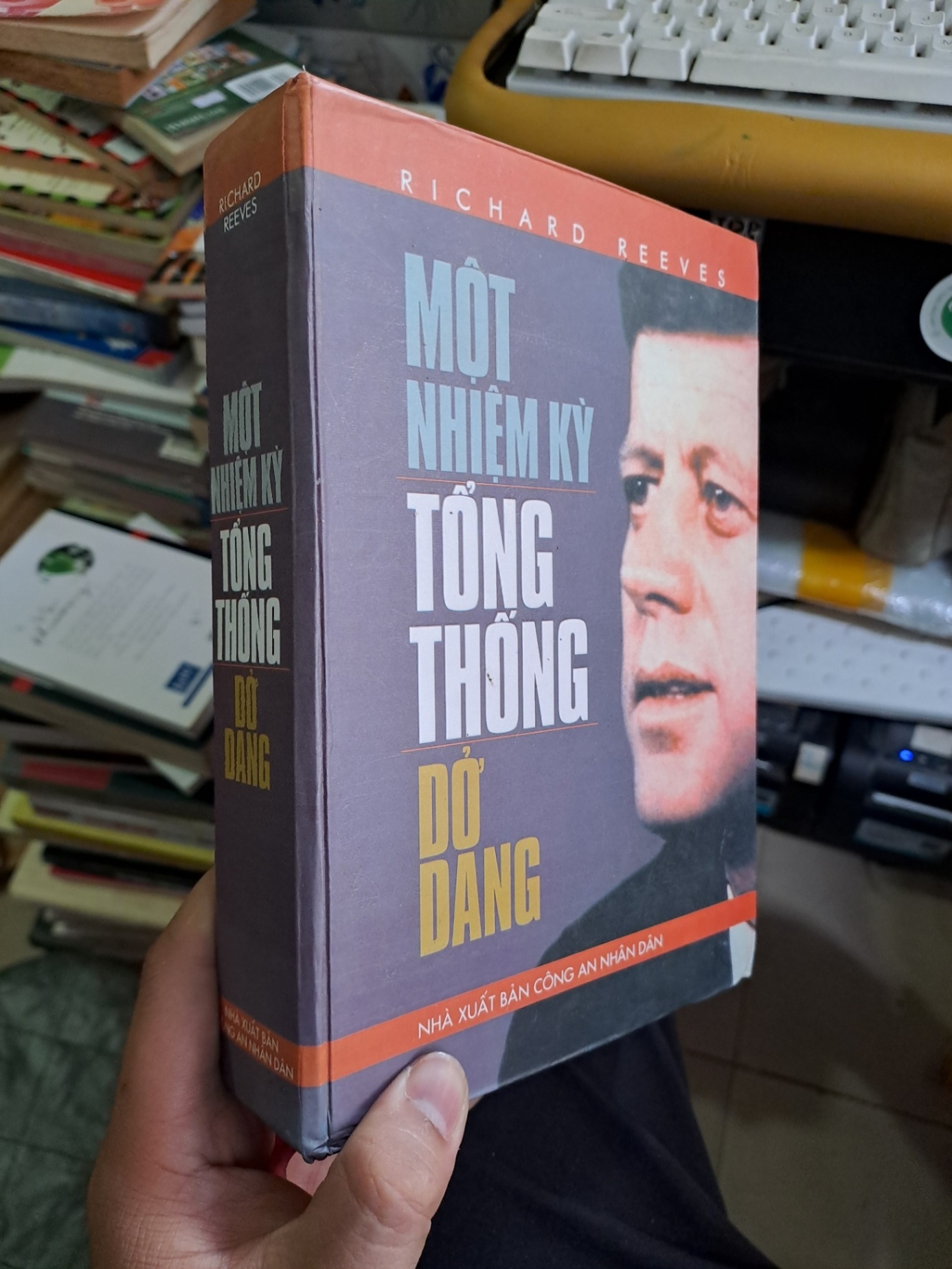 Một nhiệm kỳ tổng thống dở dang Bìa cứng 2004 mới 80% ố nhẹ, vết ẩm nhẹ LỊCH SỬ - CHÍNH TRỊ - TRIẾT HỌC VAVO1709 (NSX)