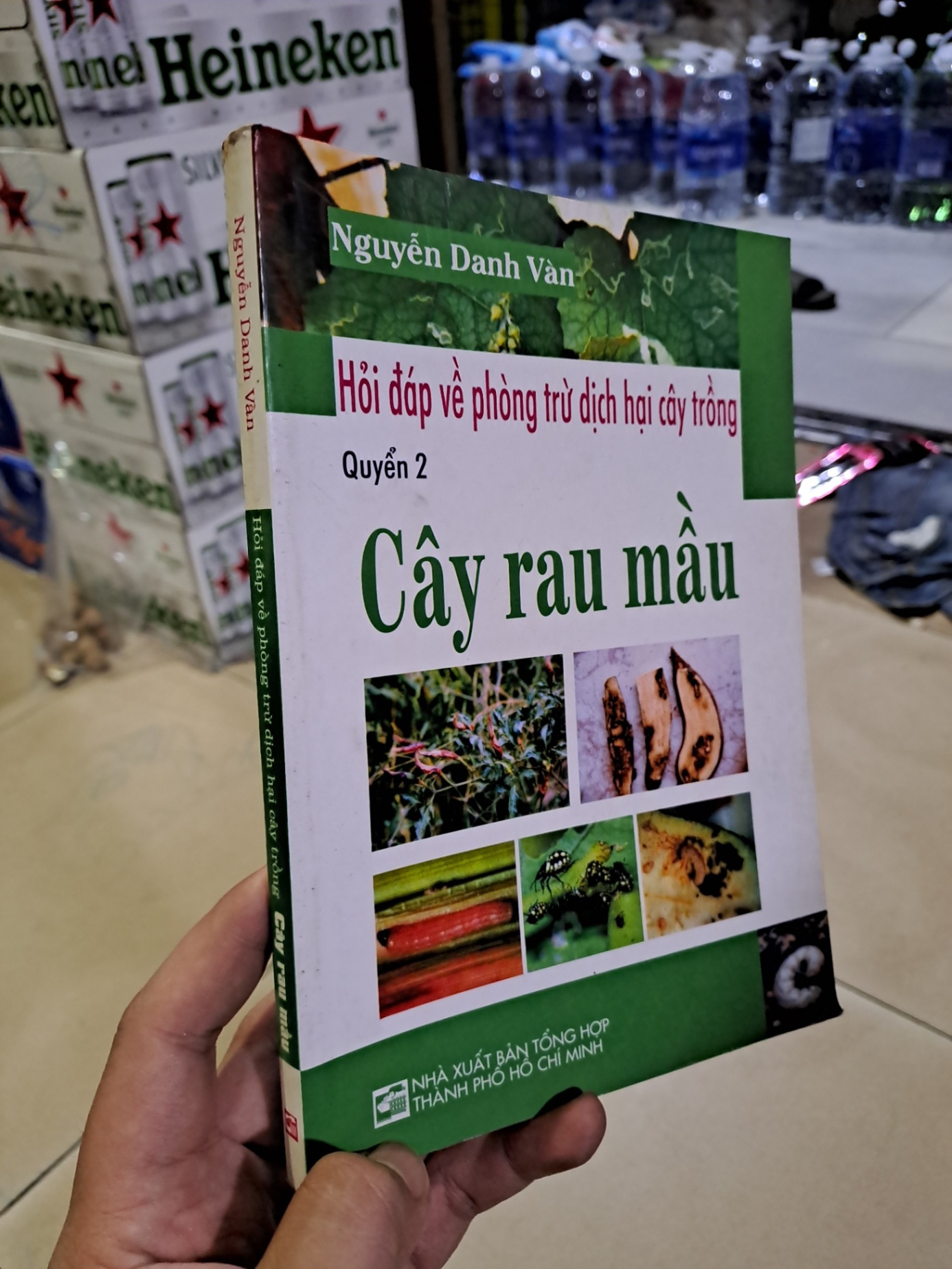 Hỏi đáp về phòng trừ dịch hại cây trồng quyển 2 Cây rau mầu mới 90% Nguyễn Danh Vàn 2008 HCM0308 GIÁO TRÌNH, CHUYÊN MÔN (NSX)