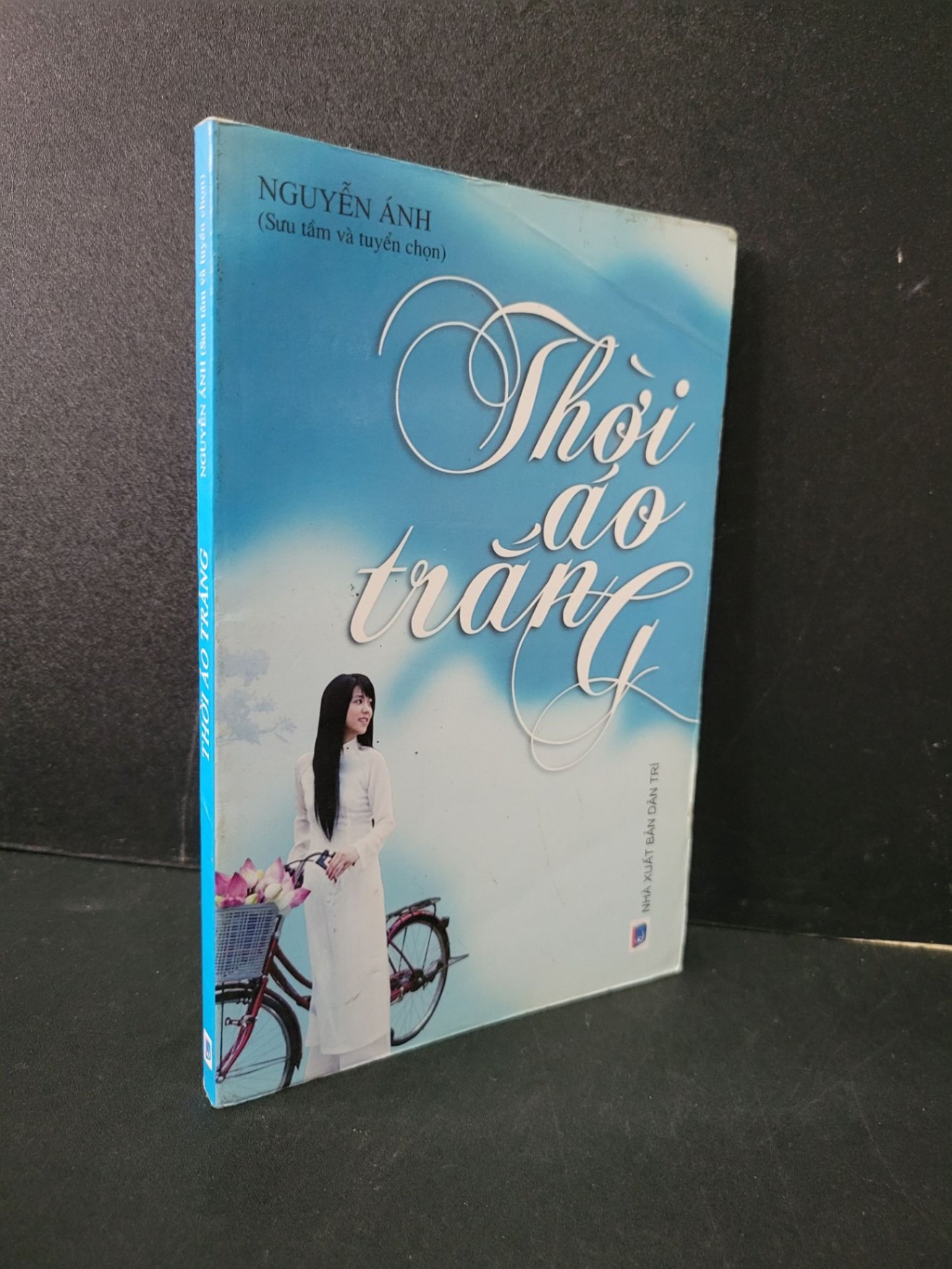 Thời áo trắng mới 90% bẩn bìa, ố nhẹ 2011 Nguyễn Ánh HCM1604 VĂN HỌC (NSX)