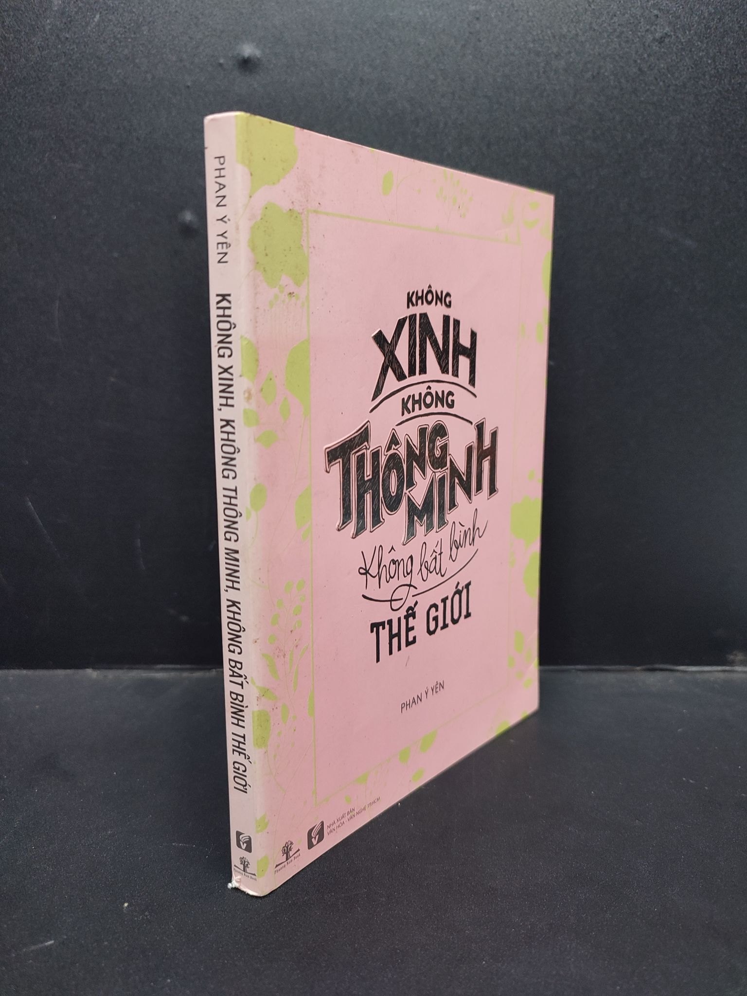 Không Xinh, Không Thông Minh, Không Bất Bình Thế Giới mới 80% ố vàng 2016 HCM2606 Phan Ý Yên VĂN HỌC (NSX)