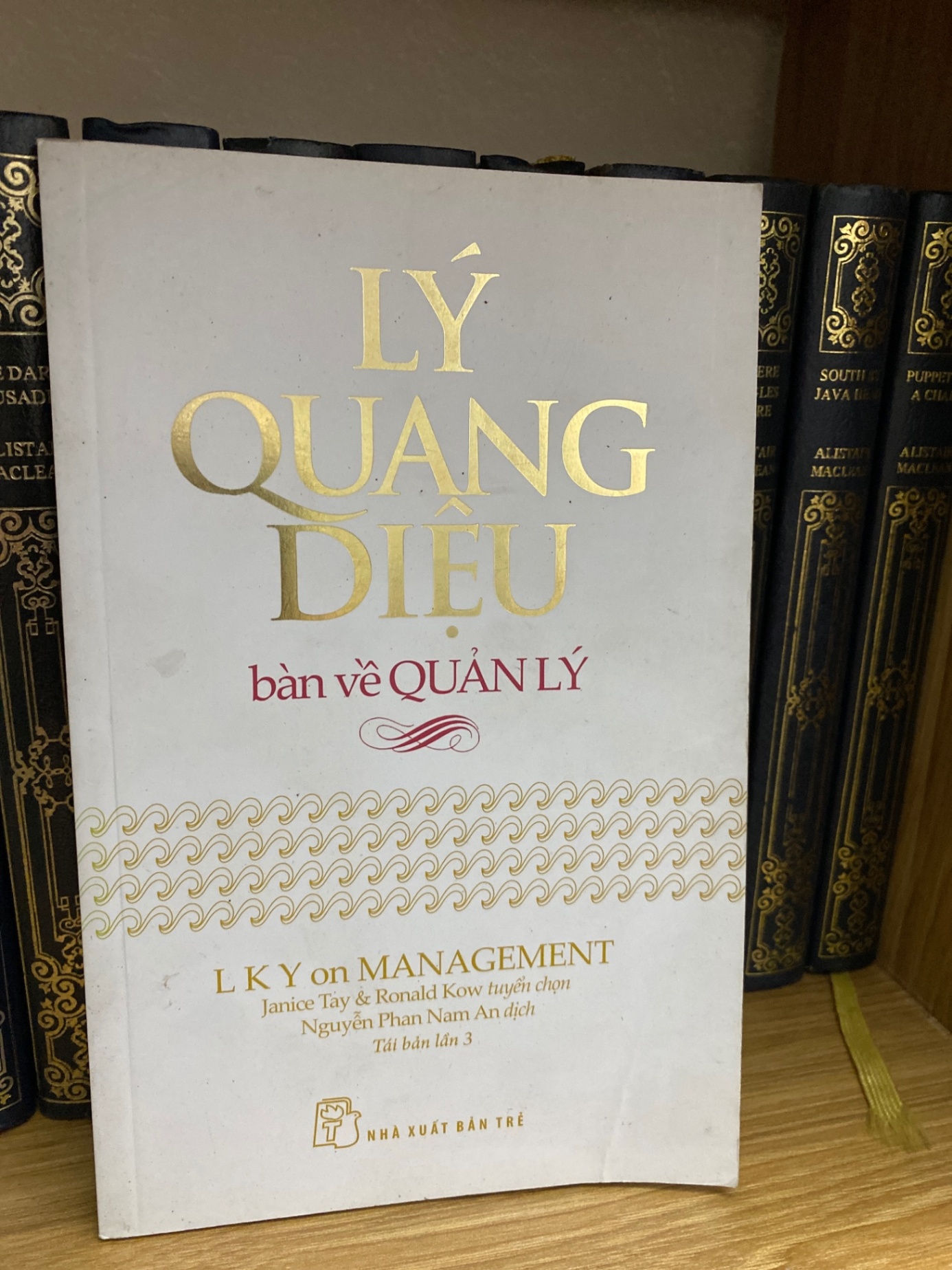Lý Quang Diệu bàn về quản lý- sách lưu kho,giấy xốp có ố Sách lịch sử - triết học STB0302