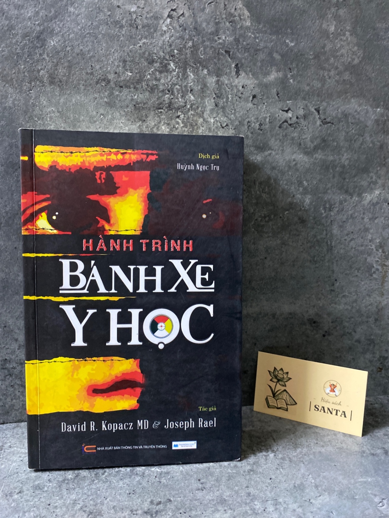 Hành trình bánh xe y học Sách kiến thức tổng hợp STB0302