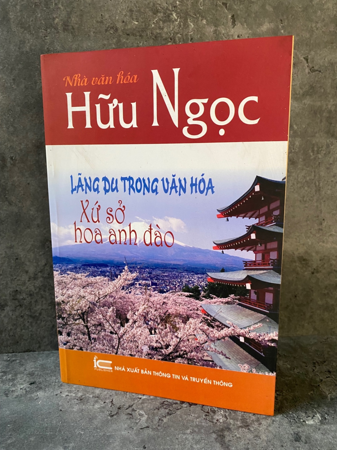 Lãng du trong xứ sở hoa anh đào- Hữu Ngọc- Sách lưu kho mới 80%, giấy xốp có ố Sách chuyên khảo, khảo cứu STB0302