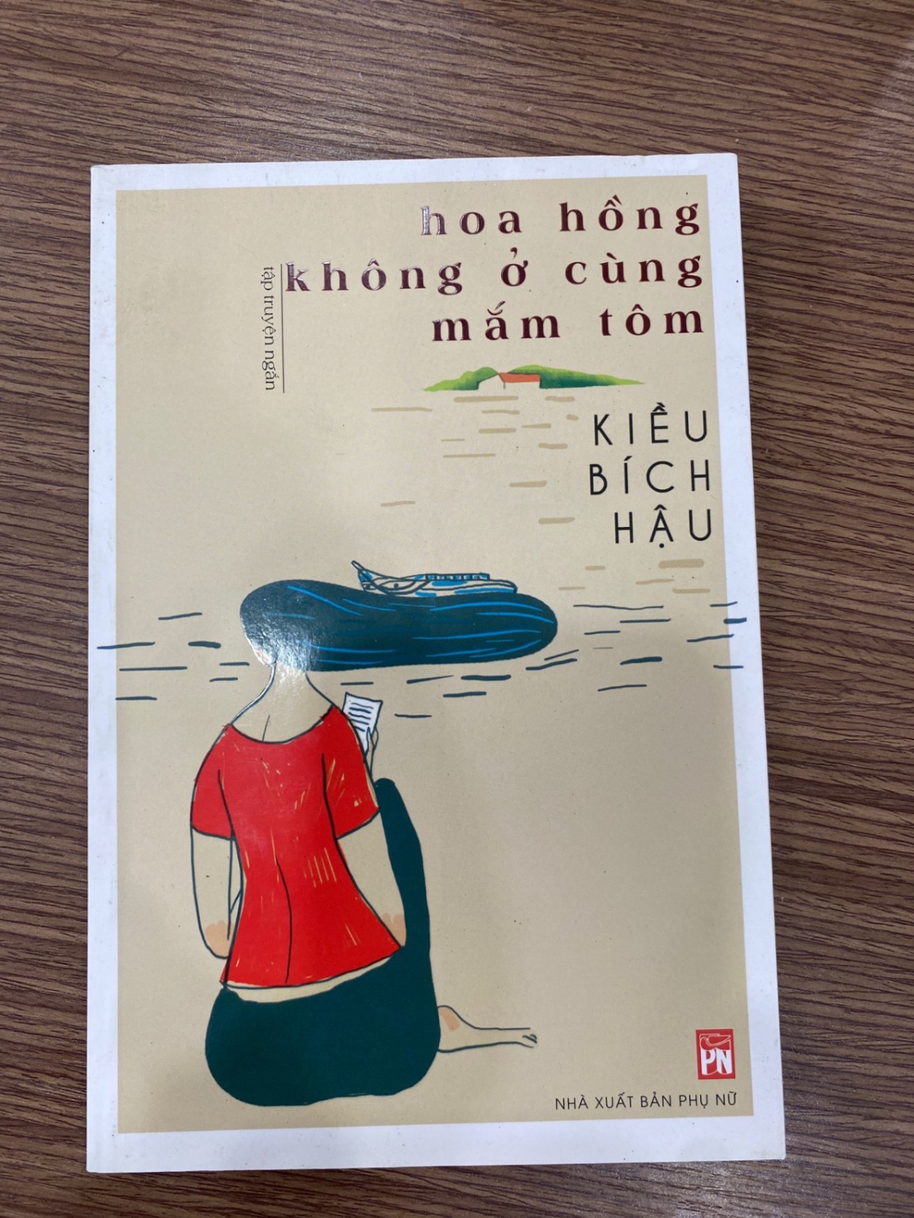 Hoa hồng không ở cùng mắm tôm-Kiều Bích Hậu-Sách lưu kho mới 85-90% Sách văn học STB0302