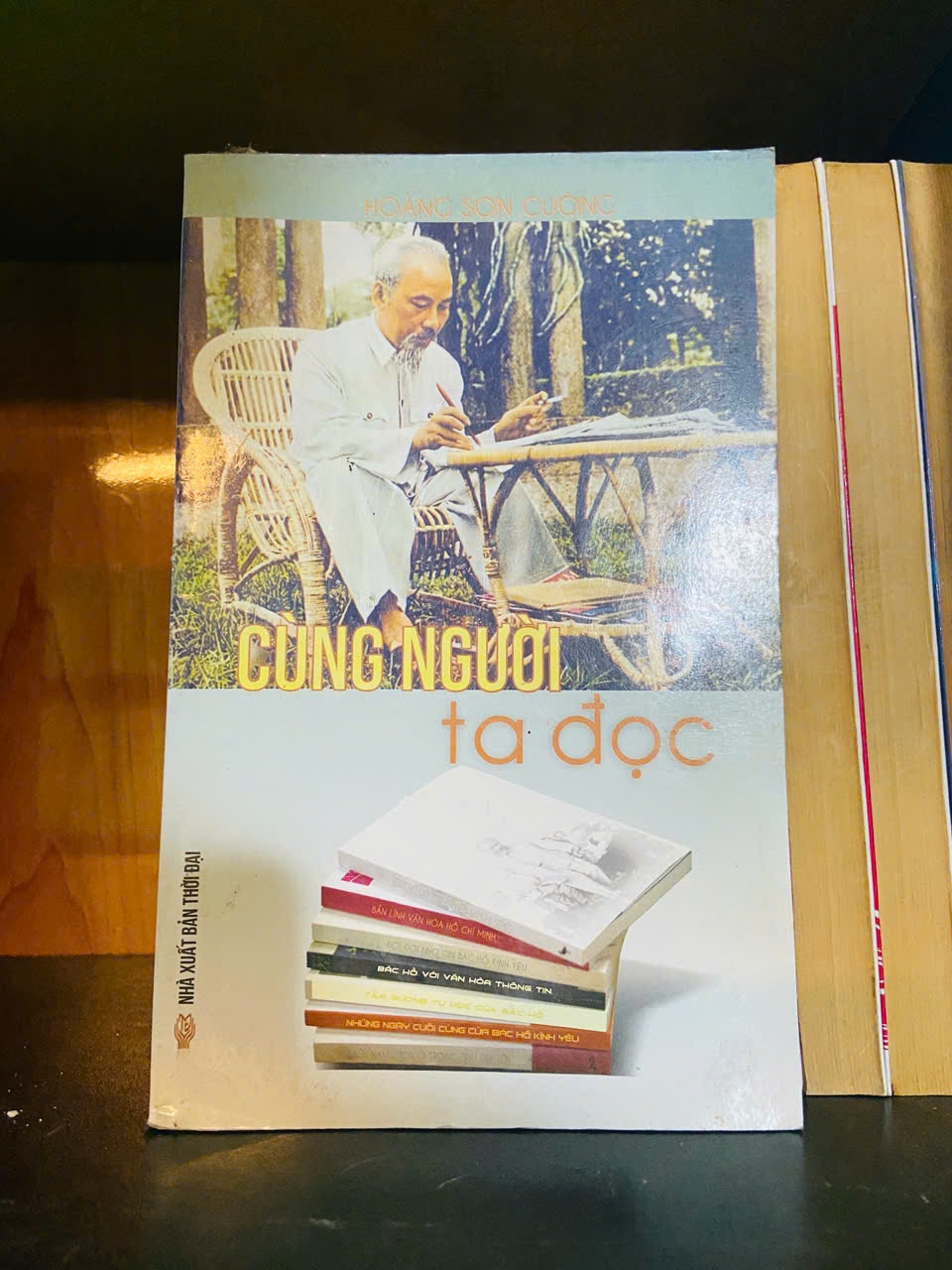 Cùng người ta đọc / Hoàng Sơn Cường Sách văn học VAVO3101