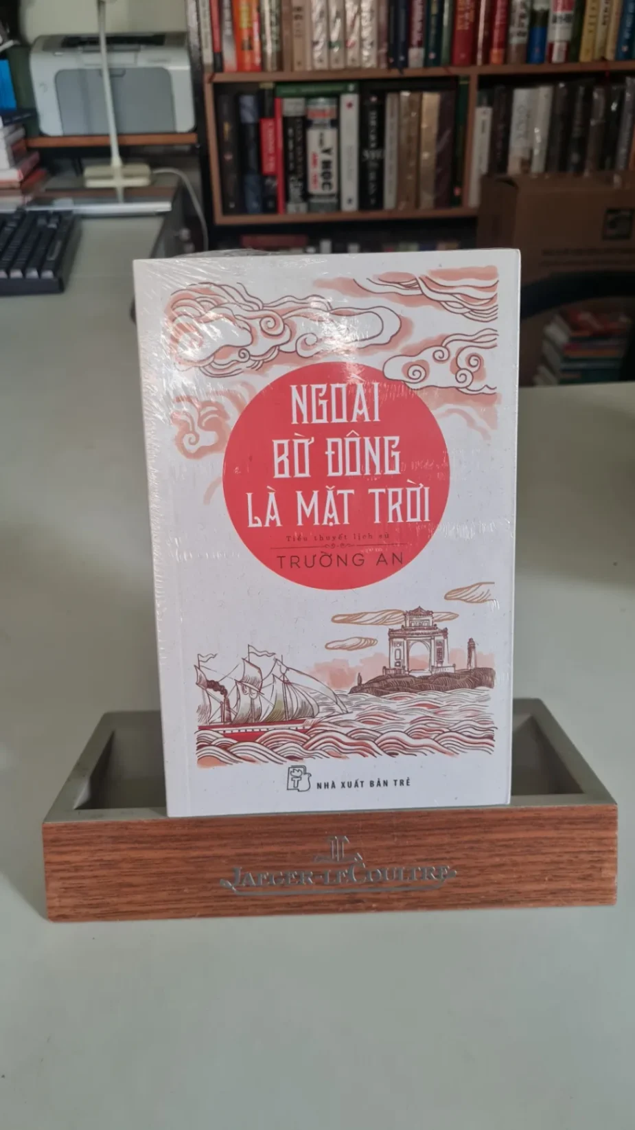 Ngoài bờ đông là mặt trời - Trường An Sách văn học STB0302