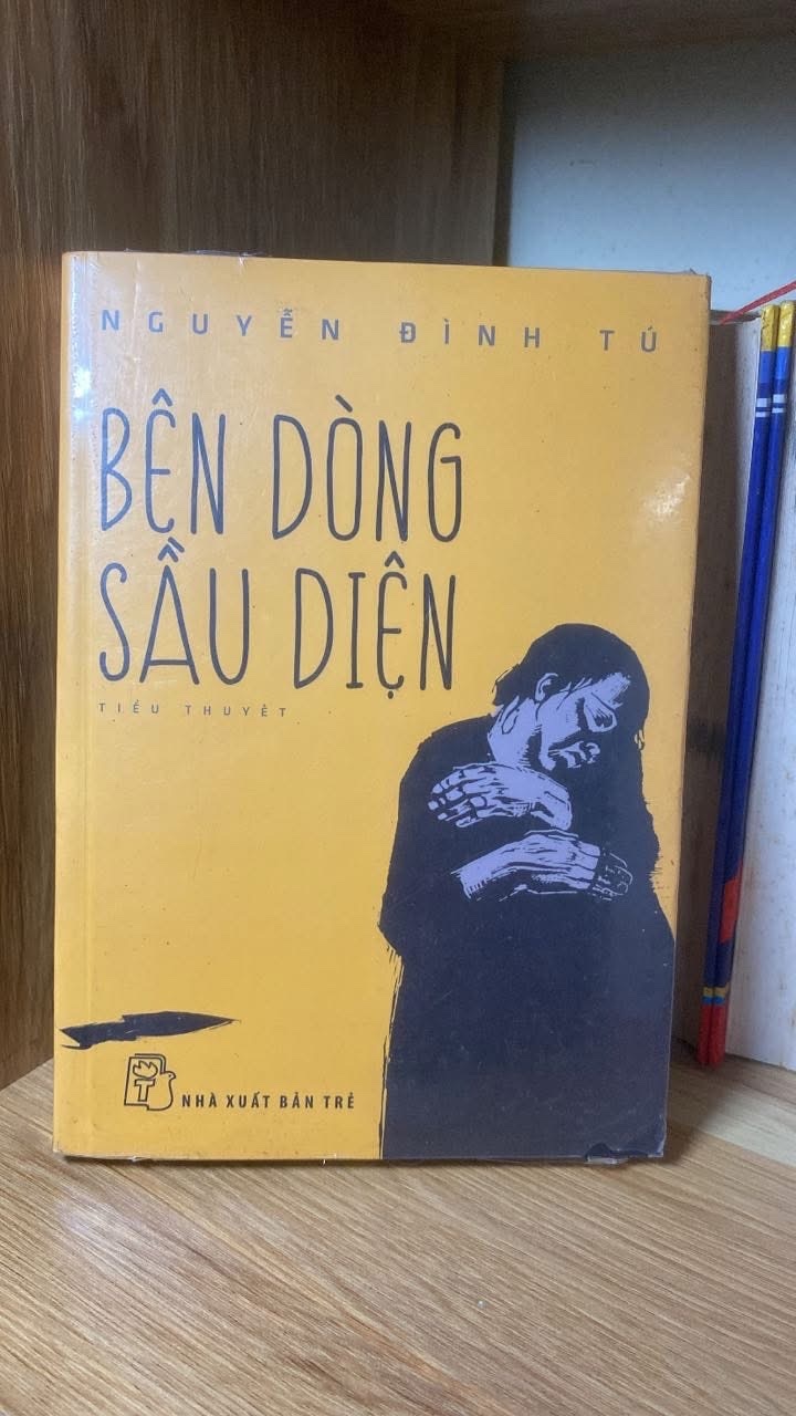 Bên Dòng Sầu Diện (tiểu thuyết) - Nguyễn Đình Tú Sách văn học STB0302