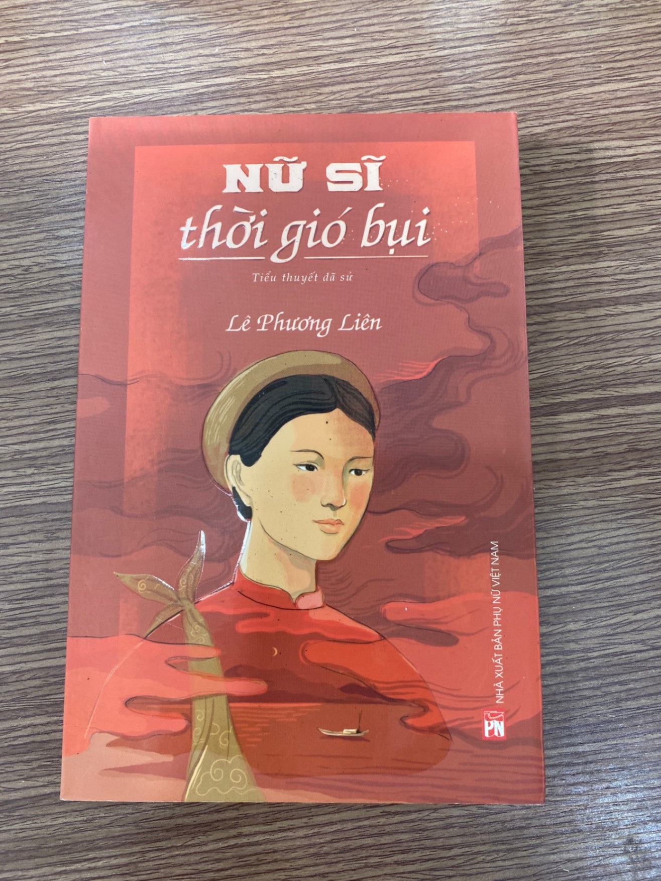 Nữ sỹ thời gió bụi- Lê Phương Liên- tiểu thuyết lịch sử Sách văn học STB0302
