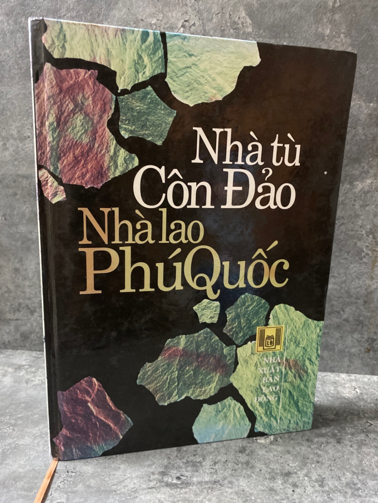 Nhà Tù Côn Đảo-Nhà Lao Phú Quốc- Bìa cứng,mới 90% Sách lịch sử - triết học STB0302