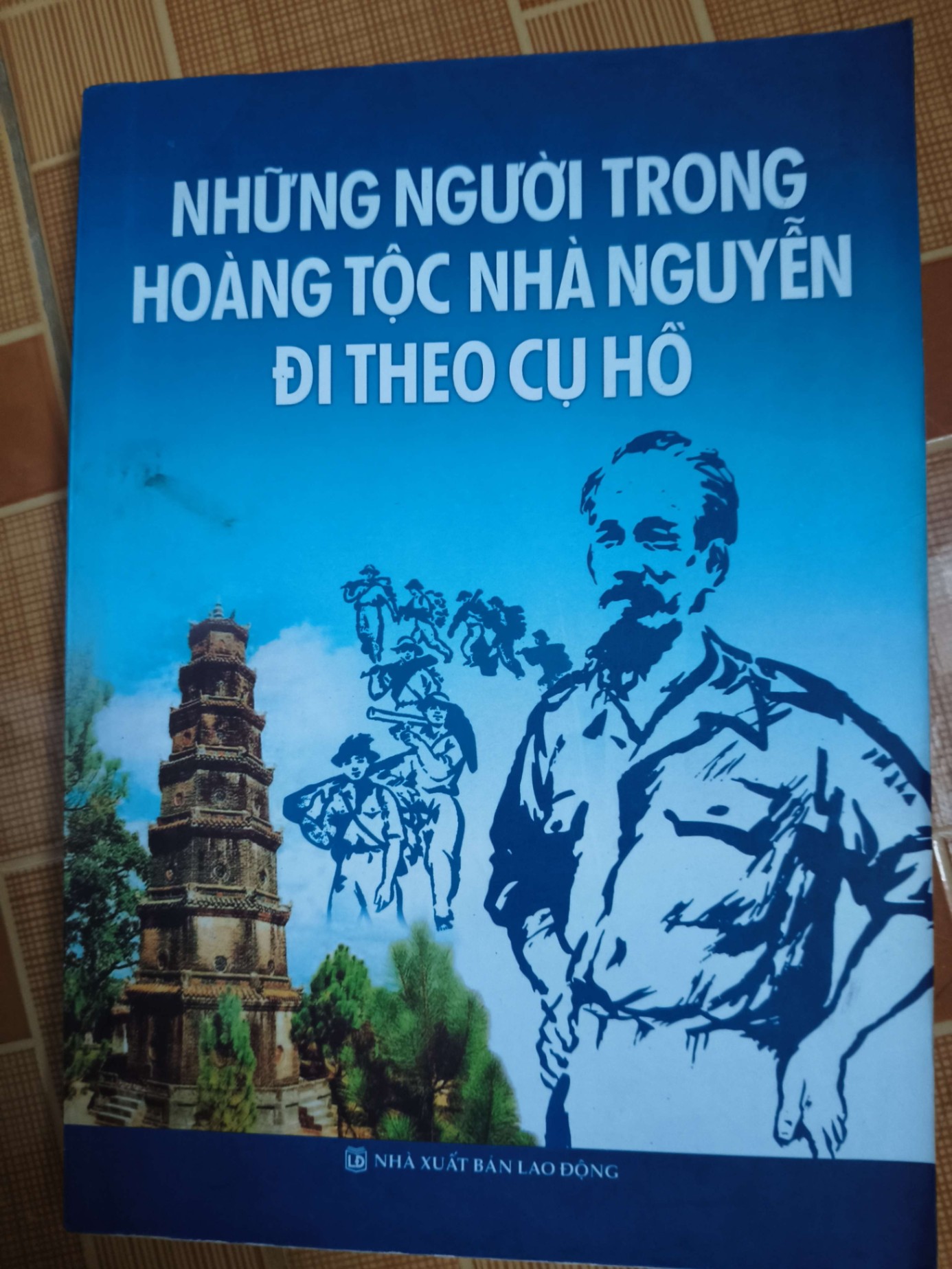 Những người trong hoàng tộc nhà Nguyễn đi theo Cụ Hồ - 2010 - 319 trang Sách lịch sử - triết học ANTQ3101