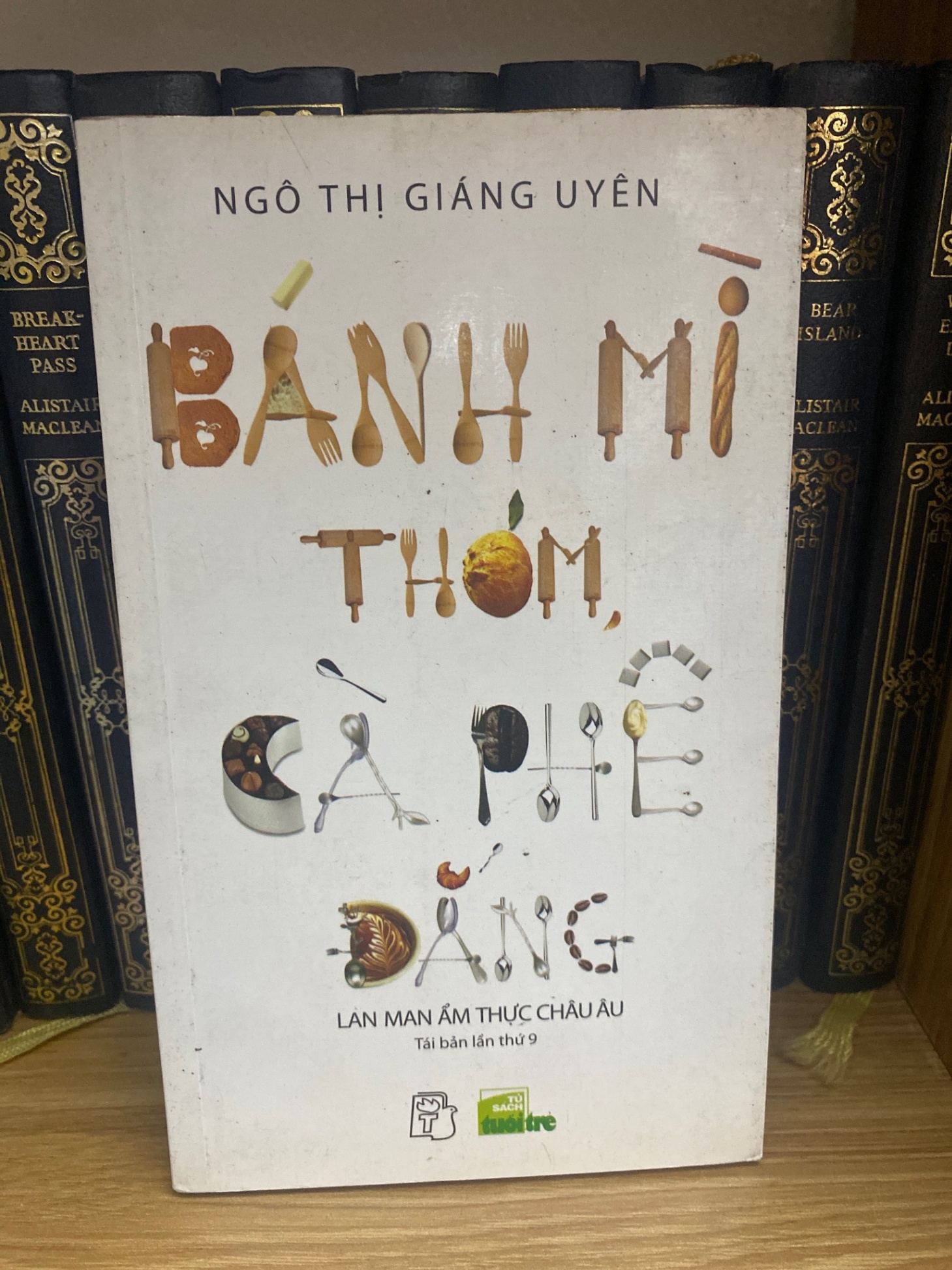 Bánh mì thơm cà phê đắng - Ngô Thị Giáng Uyên Sách văn học STB0302