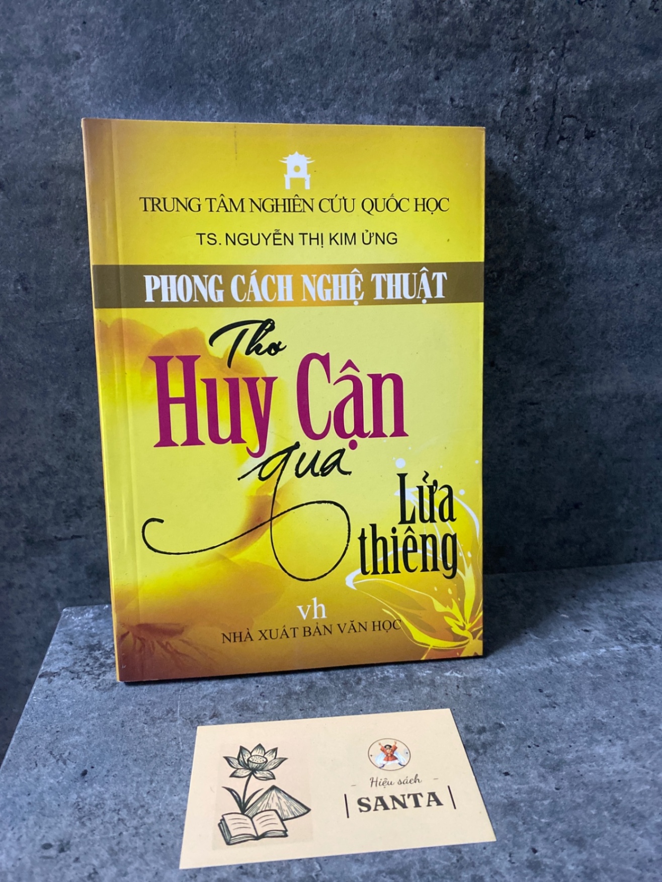 Phong cách nghệ thuật thơ Huy Cận qua Lửa Thiêng Sách văn học STB0302