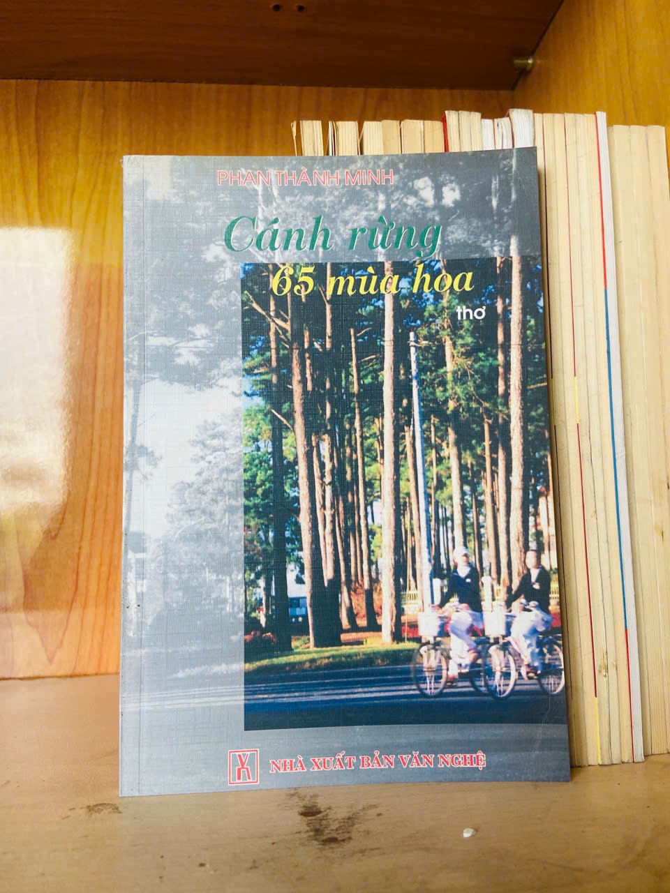 Cánh rừng 65 mùa hoa / Phan Thành Minh Sách văn học VAVO3101