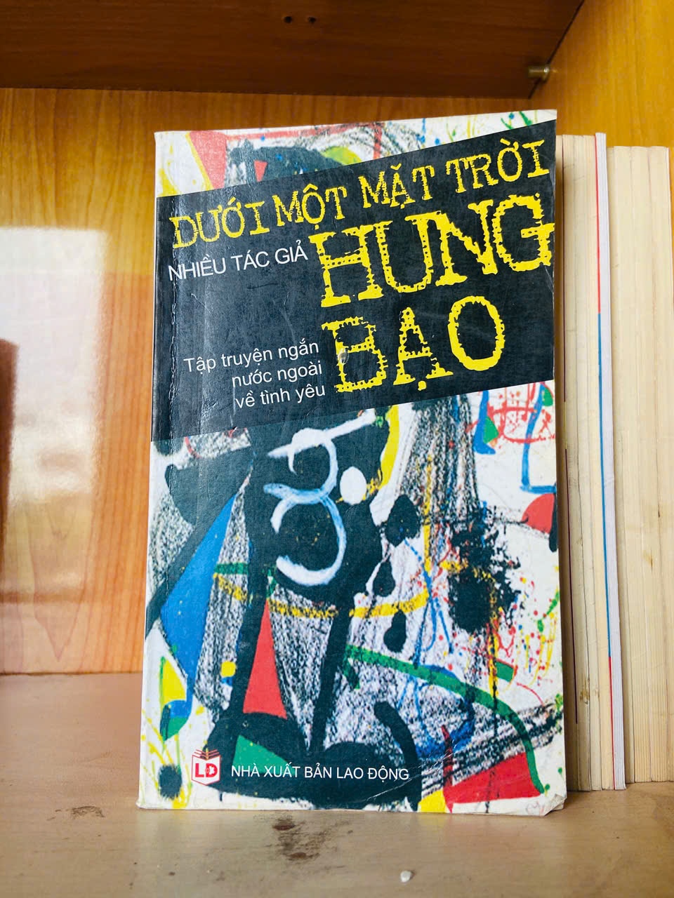 Dưới một mặt trời hung bạo Sách văn học VAVO3101