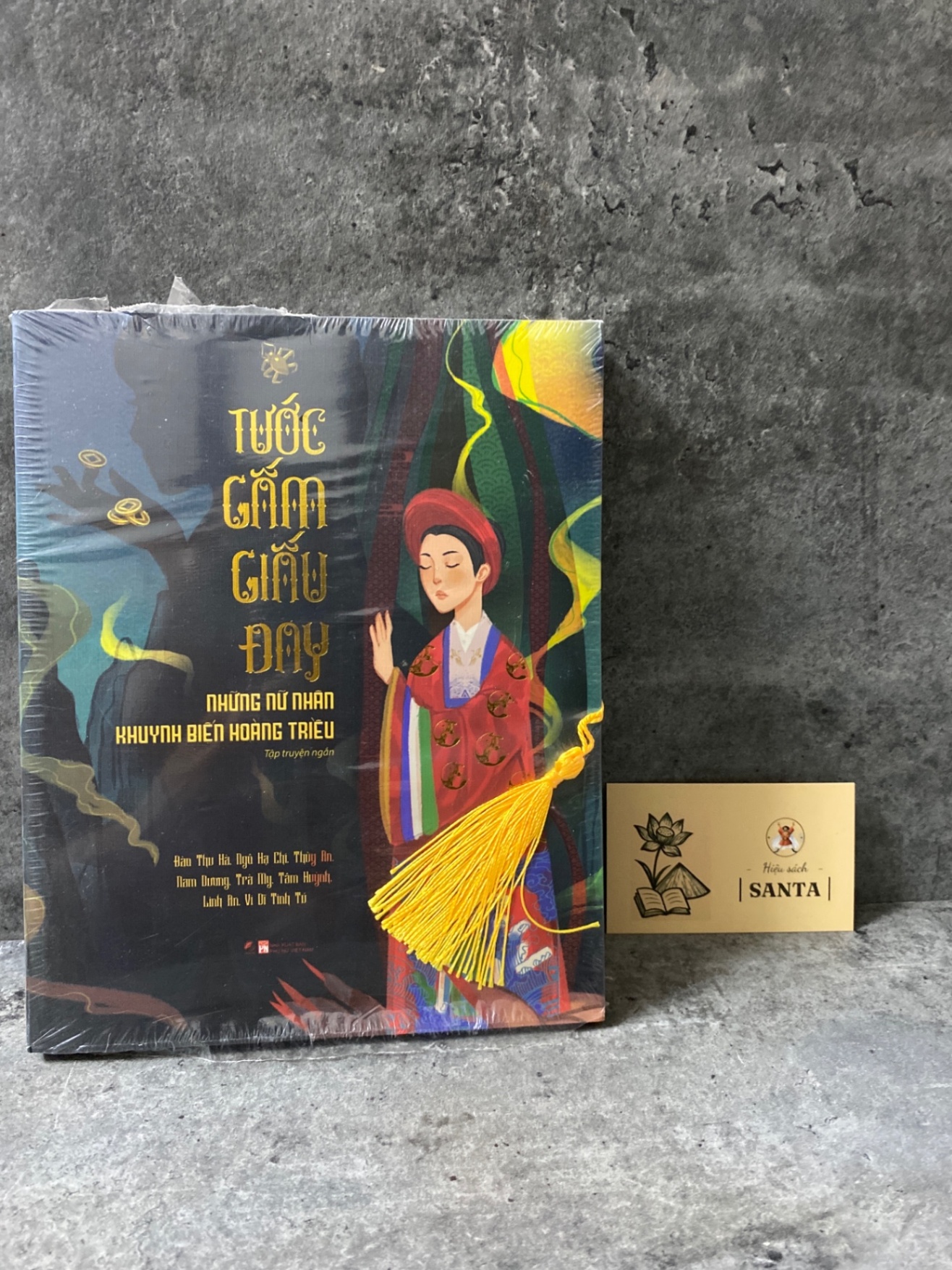 Tước gấm giấu đay- những nữ nhân khuynh biến hoàng triều -tập truyện ngắn Sách văn học STB0302