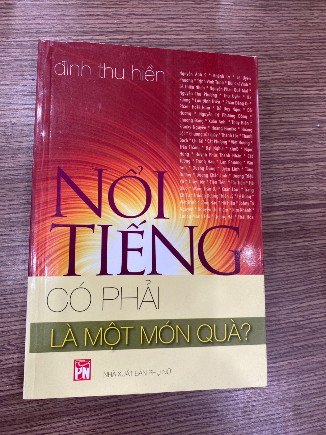Nổi tiếng có phải là một món quà-Đinh Thu Hiền- sách lưu kho mới 80-90% Sách văn học STB0302