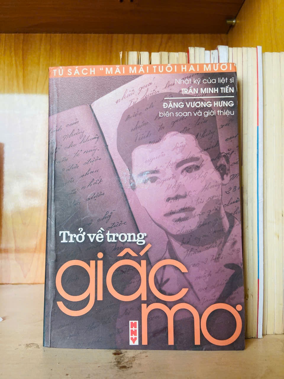 Trở về trong giấc mơ / Đặng Vương Hưng Sách văn học VAVO3101