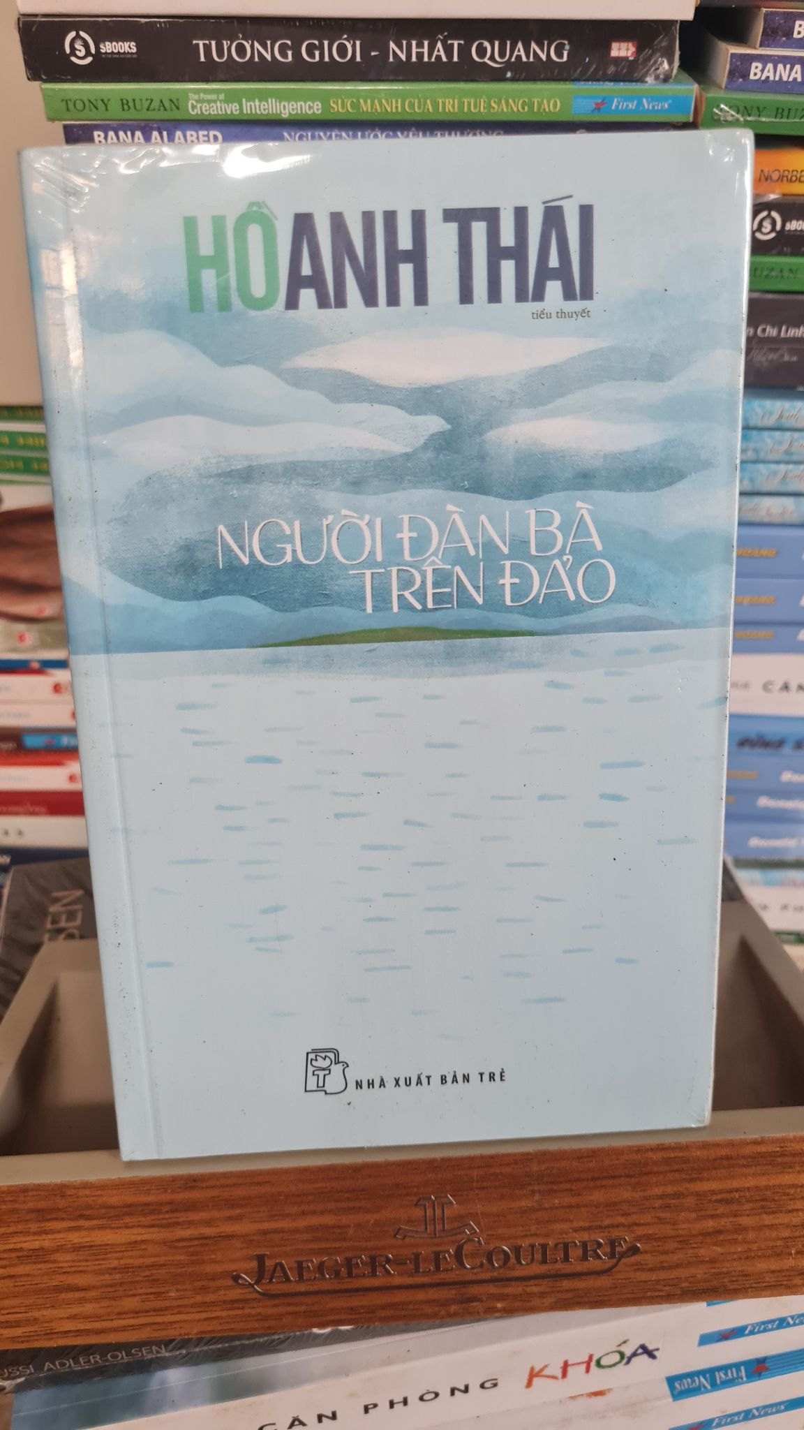 Người đàn bà trên đảo - Hồ Anh Thái Sách văn học STB0302