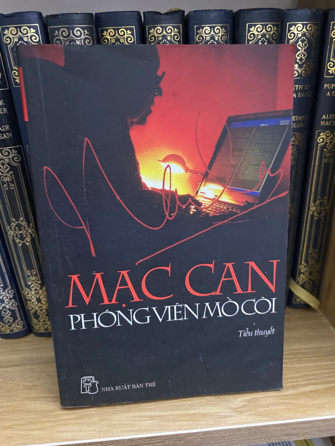 Phóng viên mồ côi- Mạc Can (sách lưu kho mới 90%) Sách văn học STB0302