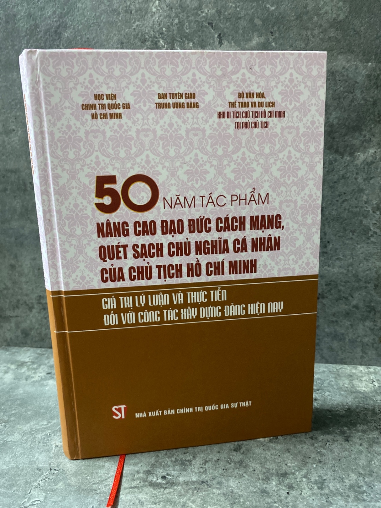 50 năm tác phẩm Nâng Cao Đạo Đức Cách Mạng Quét Sạch Chủ Nghĩa Cá Nhân của Chủ Tịch Hồ Chí Minh- Bìa cứng,mới 98% Sách lịch sử - triết học STB0302