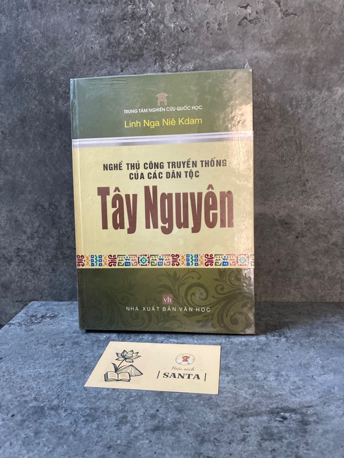 Nghề thủ công truyền thống của các dân tộc Tây Nguyên- sách lưu kho còn seal, mới 95% Sách chuyên khảo, khảo cứu STB0302