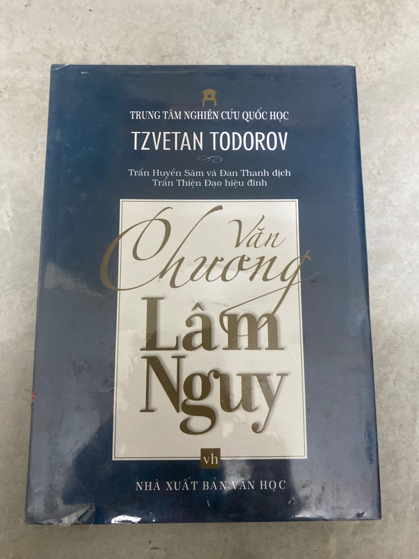 Văn chương lâm nguy- Tzvetan Todorow (bìa cứng) Sách văn học STB0302
