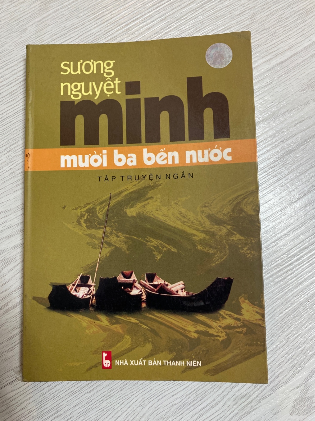 Mười ba bên nước- Sương Nguyệt Minh- sách lưu kho chưa qua sd mới 80% Sách văn học STB0302