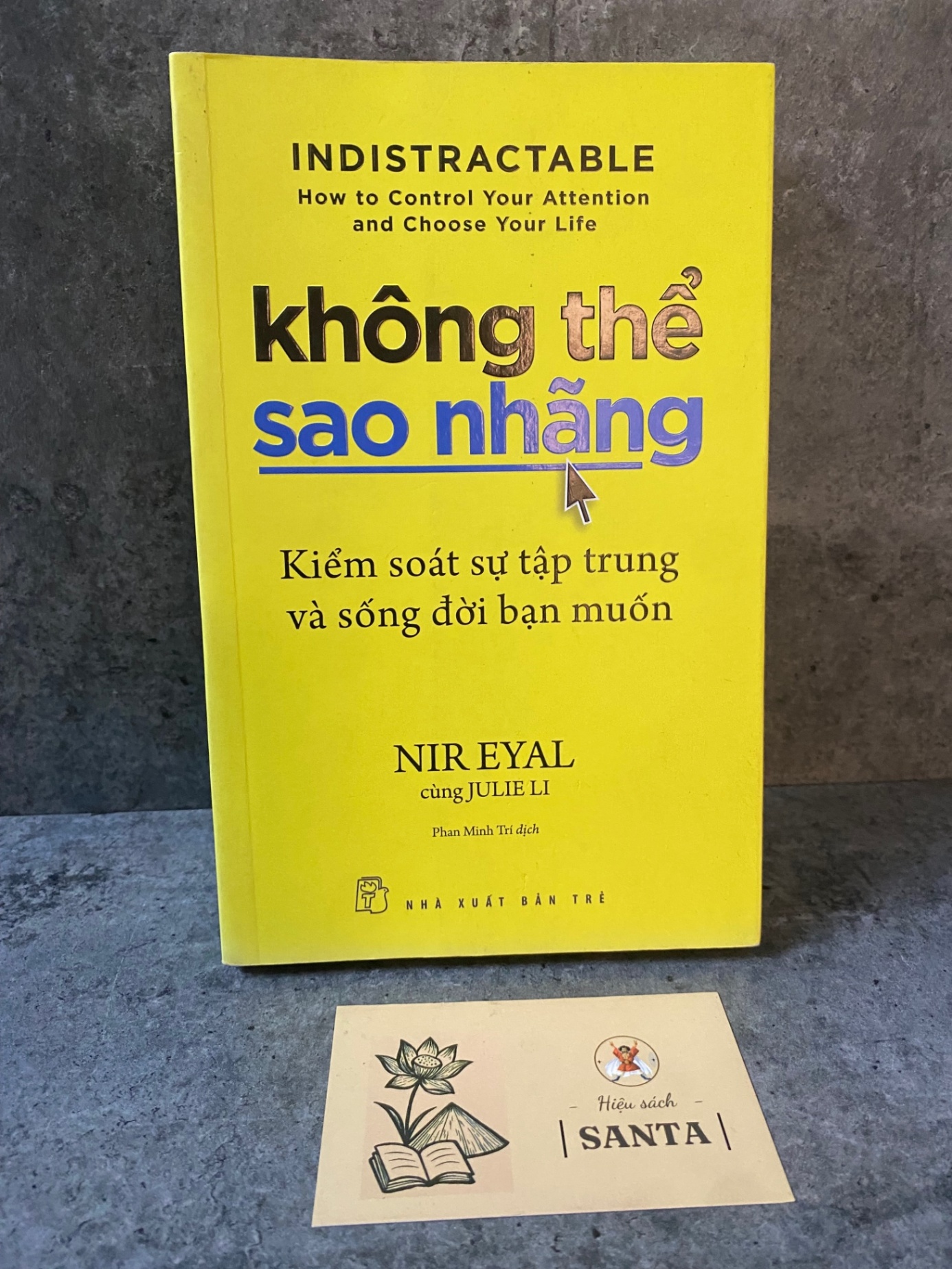 Không thể sao nhãng :kiểm soát sự tập trung và sống đời bạn muốn- sách lưu kho,có bám bụi ở cạnh Sách kỹ năng STB0302