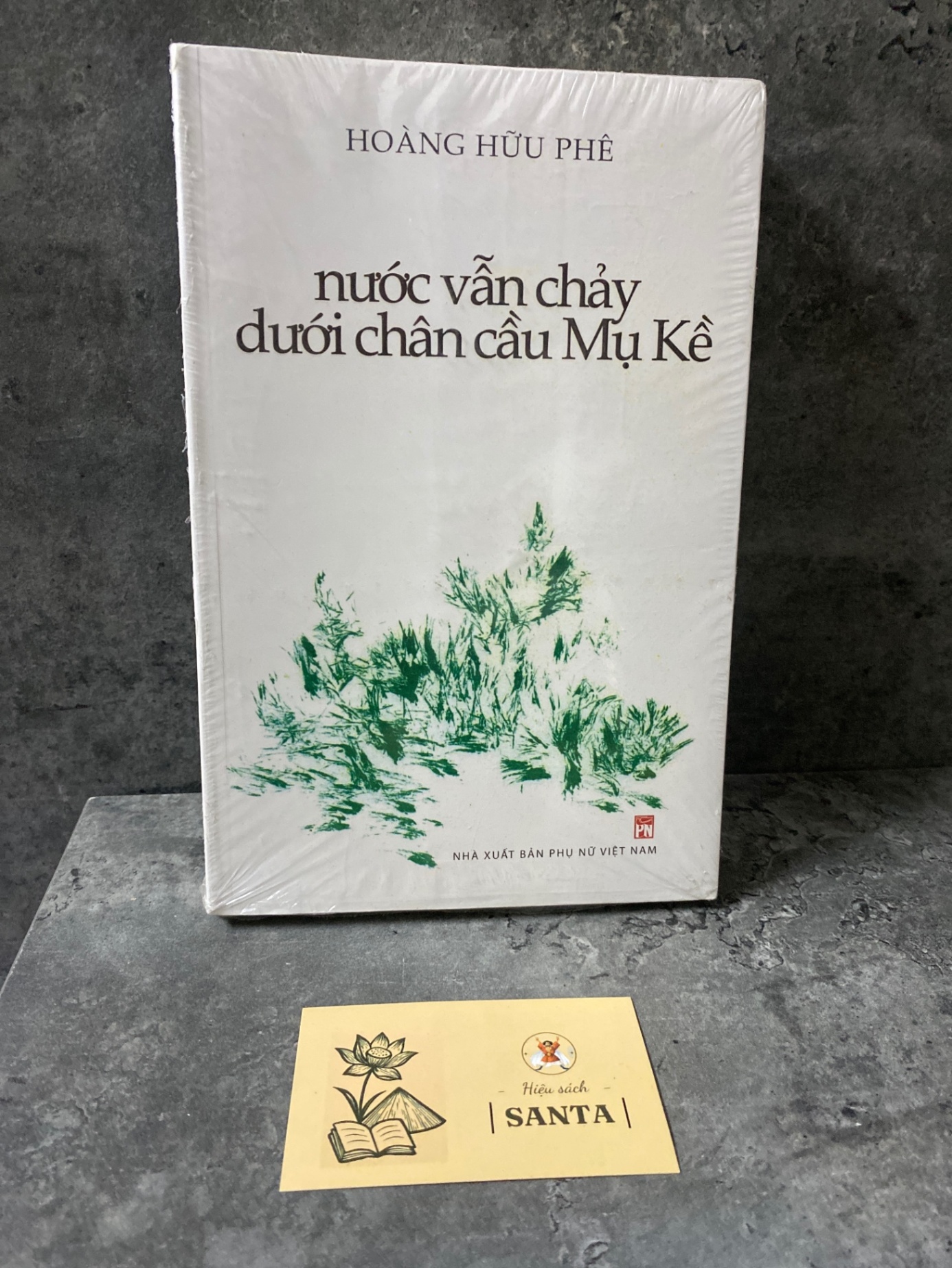 Nước vẫn chảy dưới chân cầu Mụ Kề- Hoàng Hữu Phê Sách văn học STB0302
