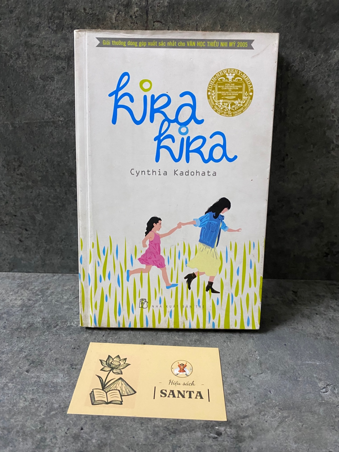 Kira Kira- Cynthia Kdohata- sách lưu kho chưa qua sd, có ố Sách văn học STB0302