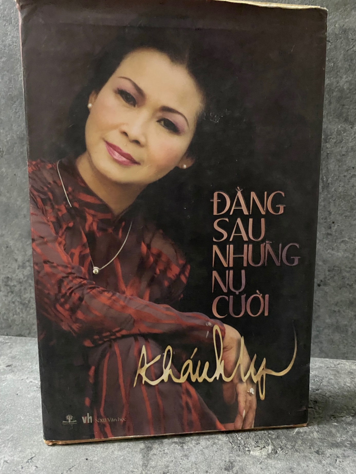 Đằng sau những nụ cười- Khánh Ly - Bìa cứng, mới 85% Sách Danh nhân STB0302