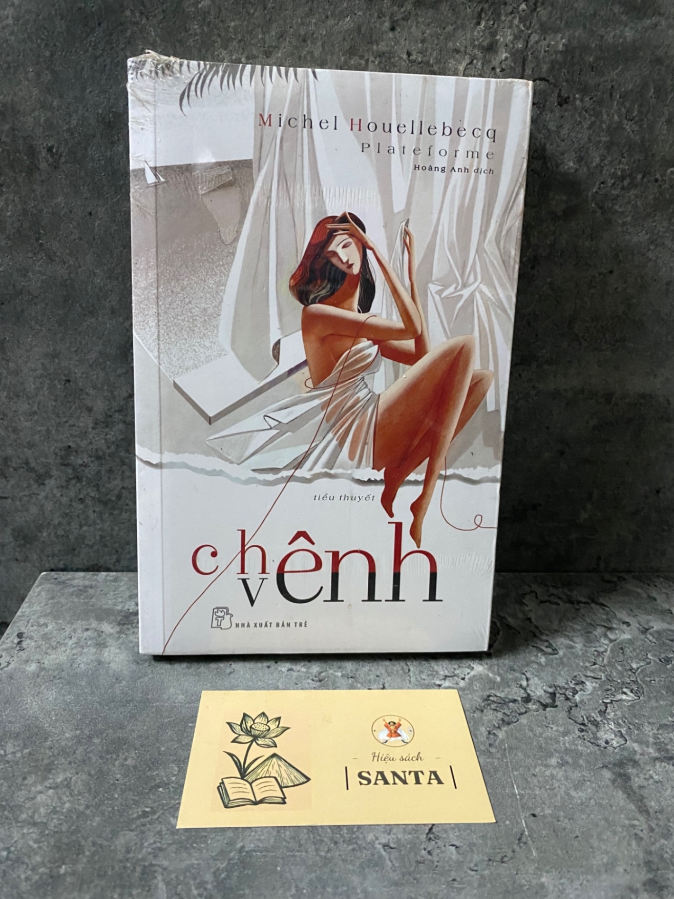 Chênh vênh-Michel Houellebecq- sách lưu kho còn seal, có ố nhẹ cạnh Sách văn học STB0302