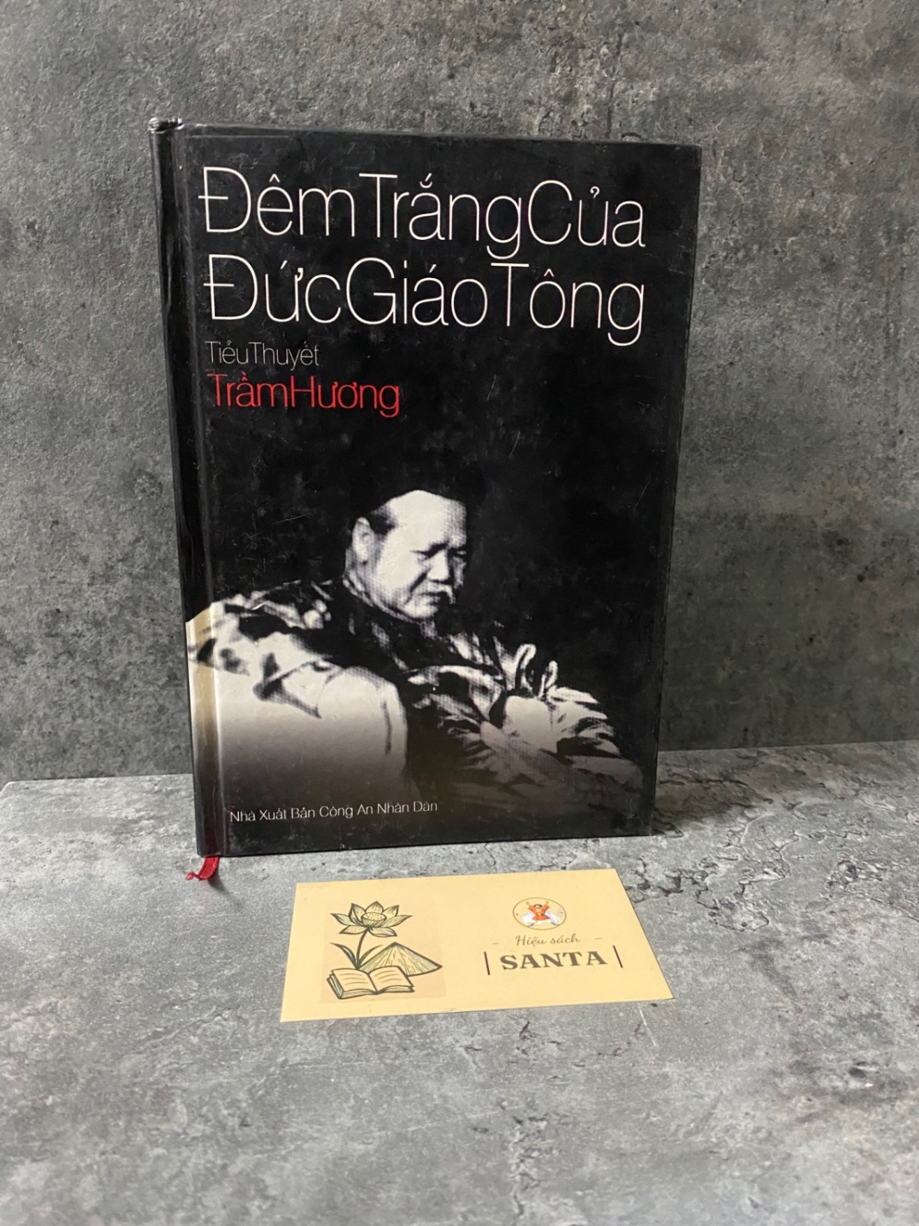 Đêm trắng của Đức Giáo Tông- Trầm Hương Sách văn học STB0302