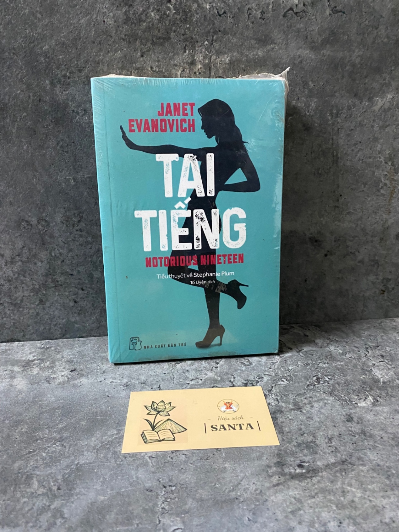Tai tiếng- Janet Evanovich- sách lưu kho chưa qua sd, còn seal, có ố nhẹ Sách văn học STB0302