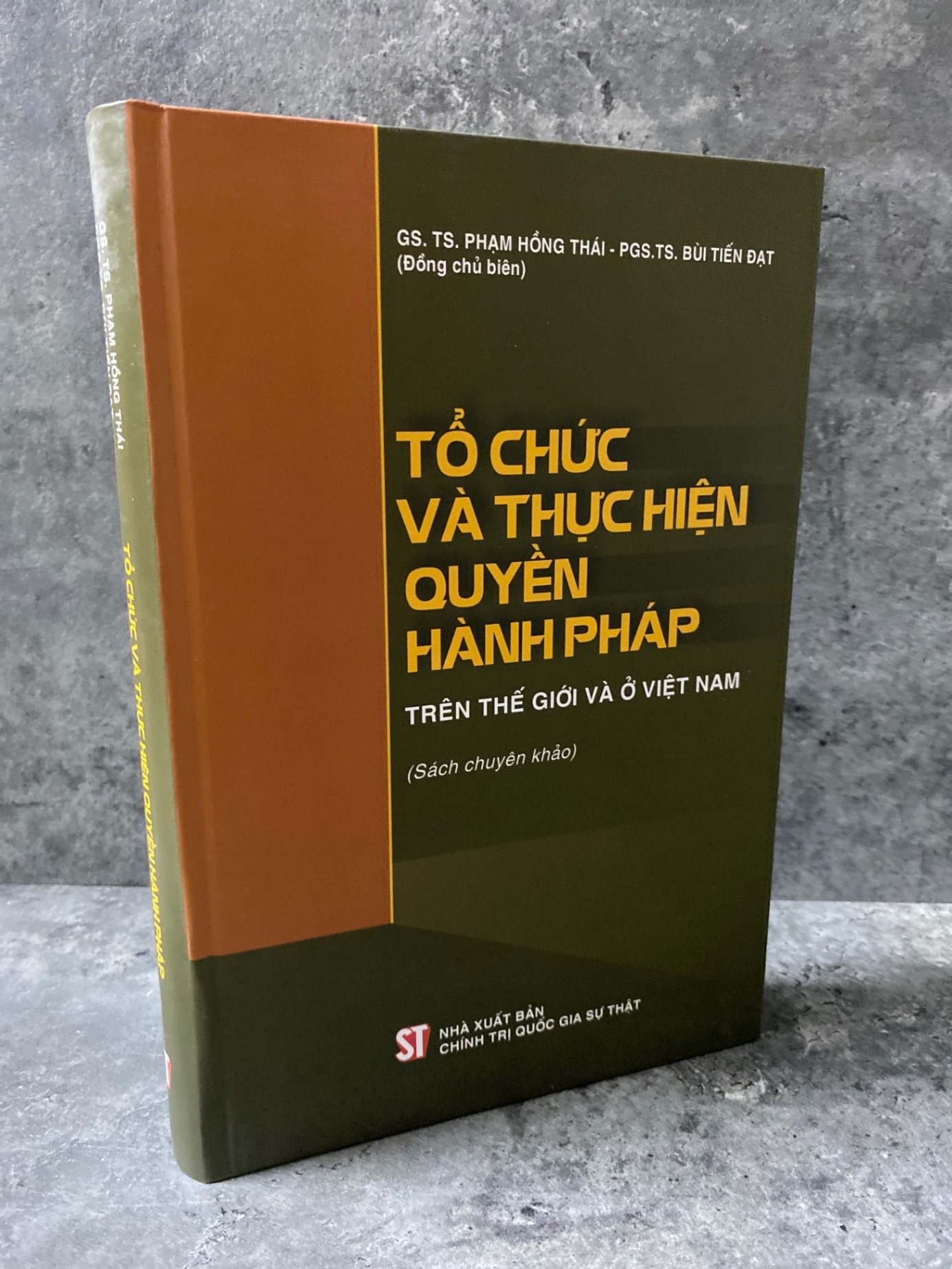 Tổ chức và thực hiện quyền hành pháp trên thế giới và ở Việt Nam (Sách chuyên khảo) - Bìa cứng,mới 98% Sách lịch sử - triết học STB0302