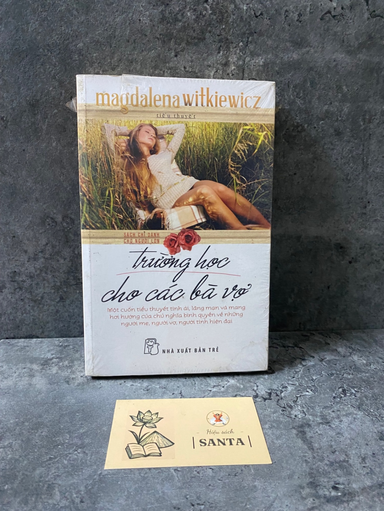 Trường học cho các bà vợ- Magdalena Witkiewicz- sách lưu kho còn seal có ố Sách văn học STB0302