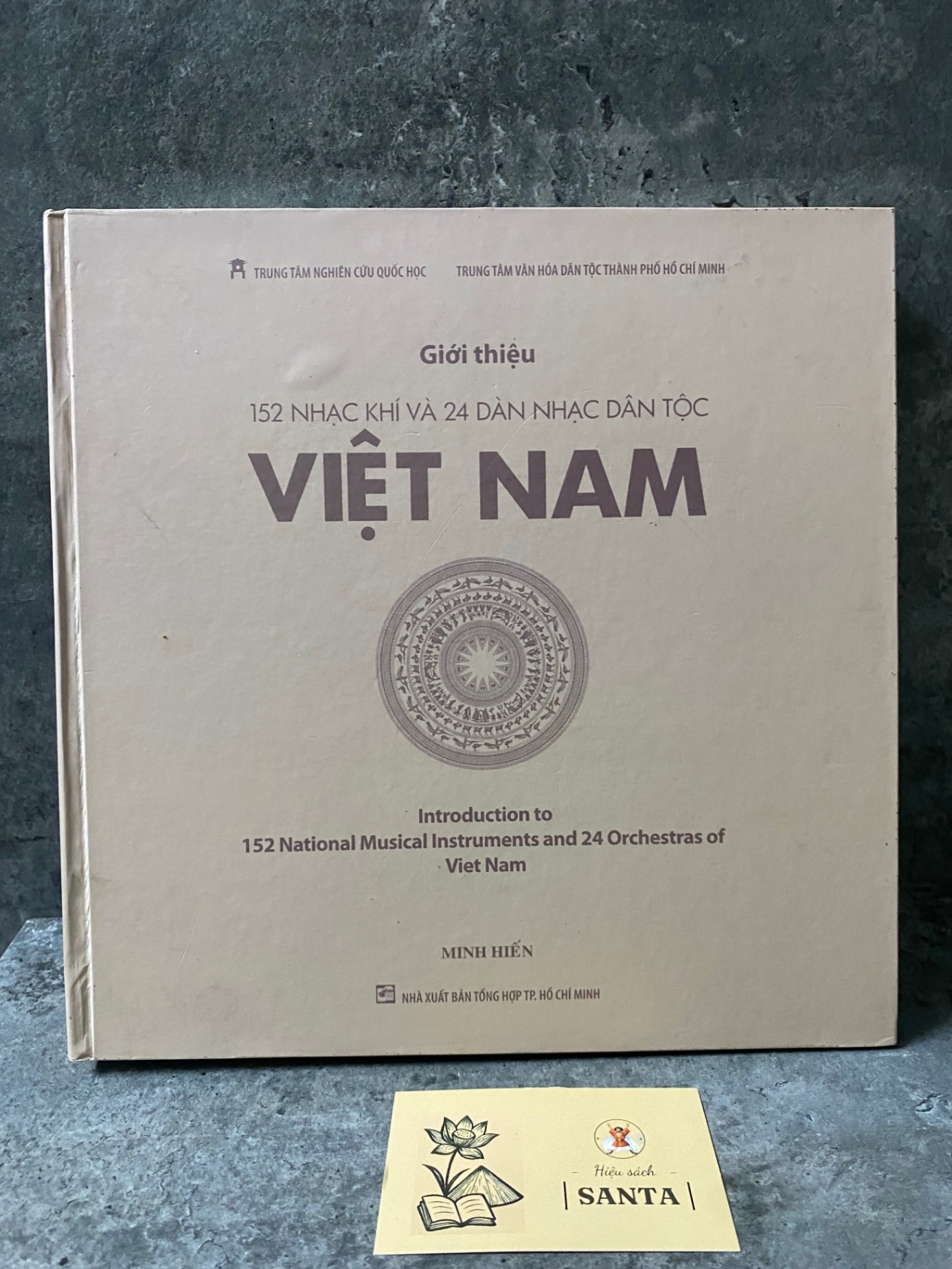 Giới thiệu 152 nhạc khí và 24 dàn nhạc dân tộc Việt Nam (song ngữ Việt -Anh) Sách chuyên khảo, khảo cứu STB0302
