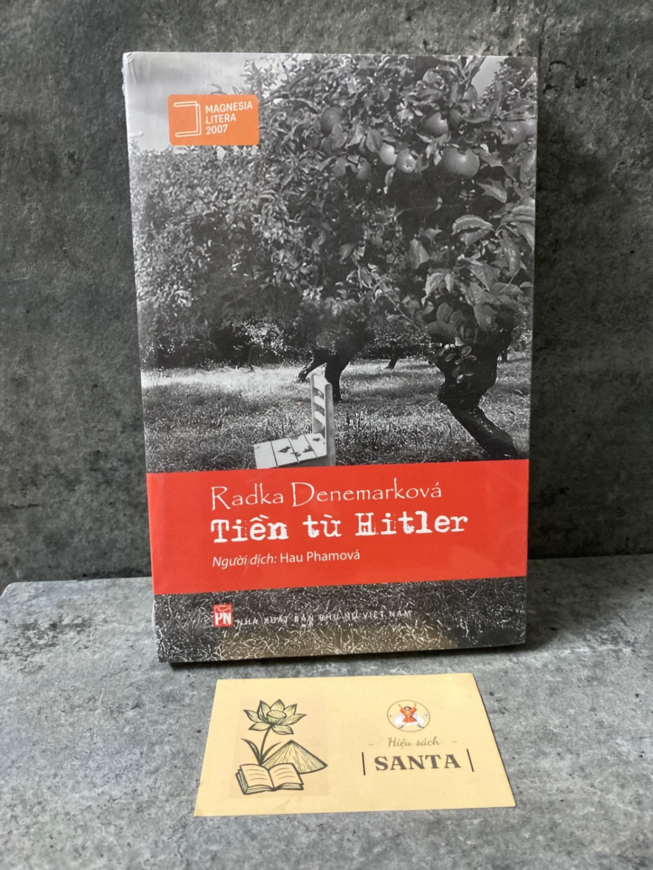 Tiền từ Hitler - Radka Denemarkova ( sách mới) Sách văn học STB0302
