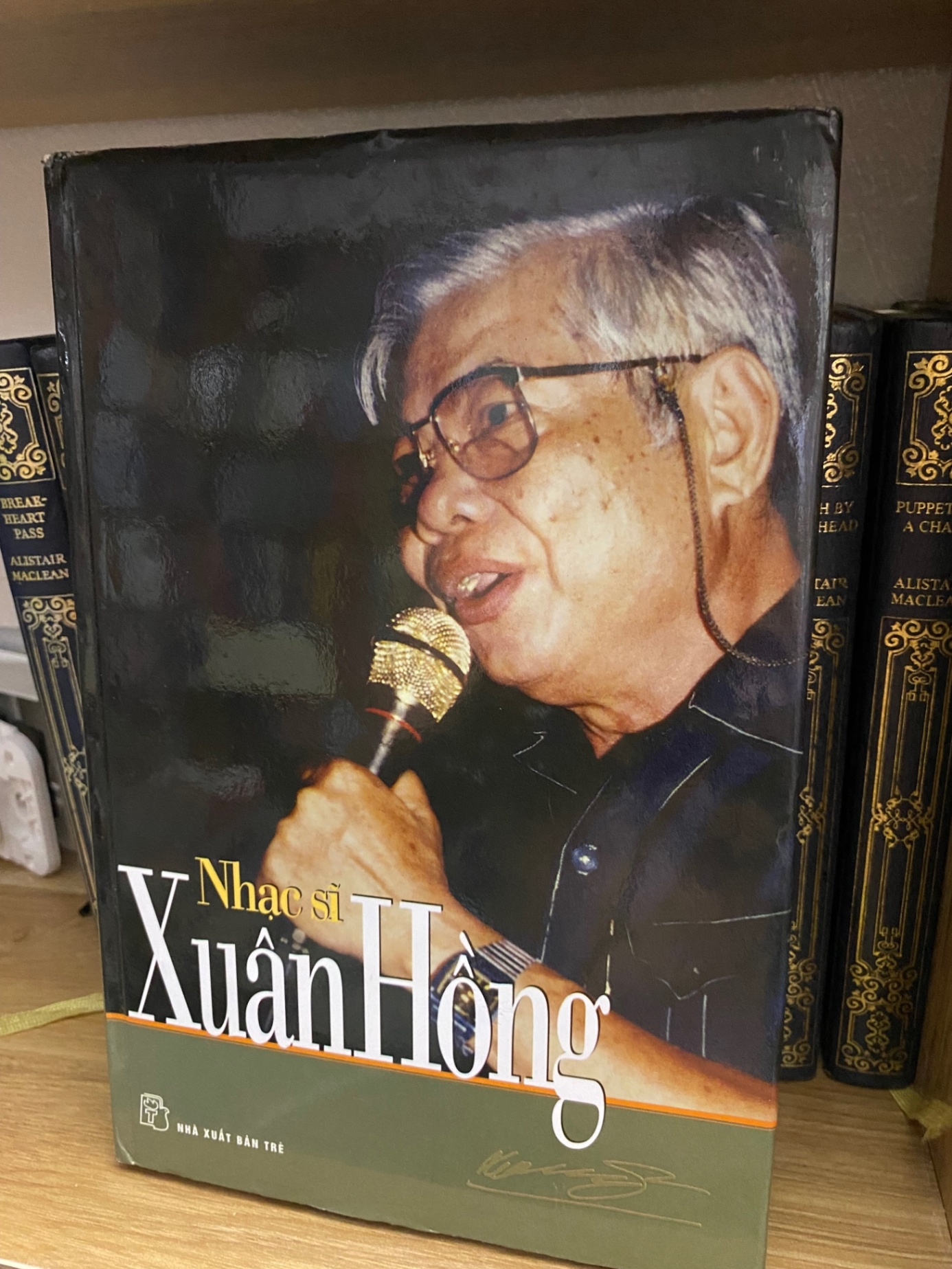 Nhạc sỹ Xuân Hồng (Bìa cứng, sách lưu kho,có ố cạnh) Sách Danh nhân STB0302